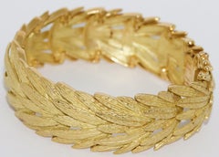 Damenarmband:: Armreif aus 18 Karat massivem Gold:: in Form eines Lorbeerkranzes:: Italien