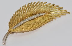 Ladies Brooch as an Autumn Leaf, 18 Karat Yellow Gold with 14 Diamonds