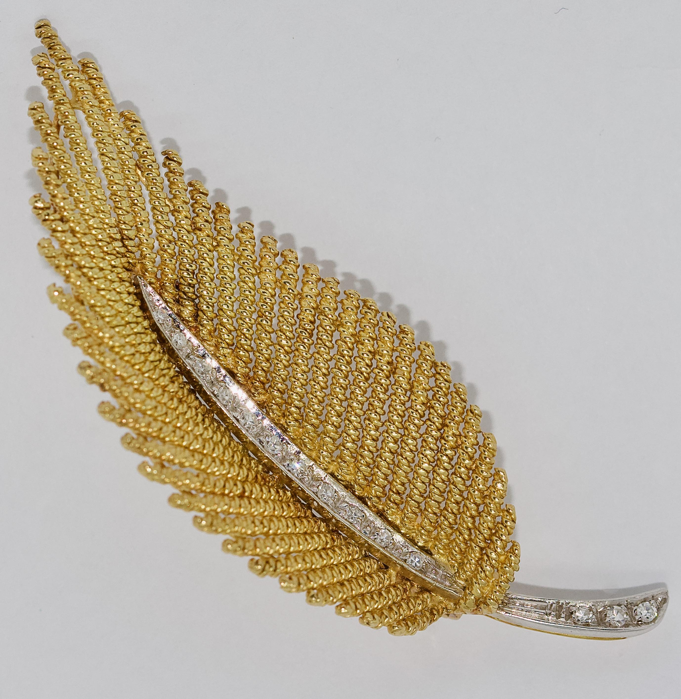 Ladies Brooch as an Autumn Leaf, 18 Karat Yellow Gold with 14 Diamonds In Good Condition For Sale In Berlin, DE