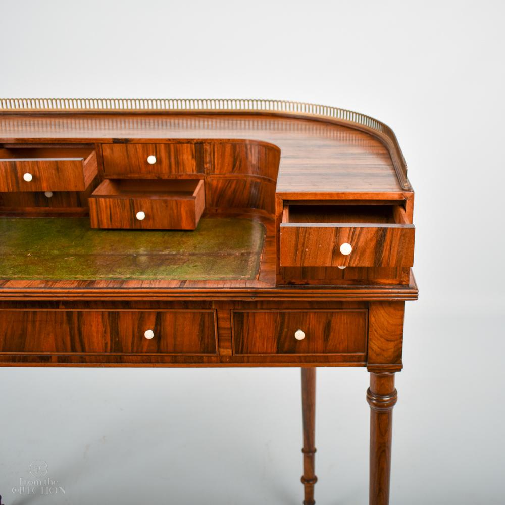 Un petit bureau de dame Carlton House en bois de coromandel avec une sélection de tiroirs et un dessus à galandage en laiton vers 1840, excellent état et couleur, avec une décoration exceptionnelle et avec une palette en cuir vert, quatre tiroirs