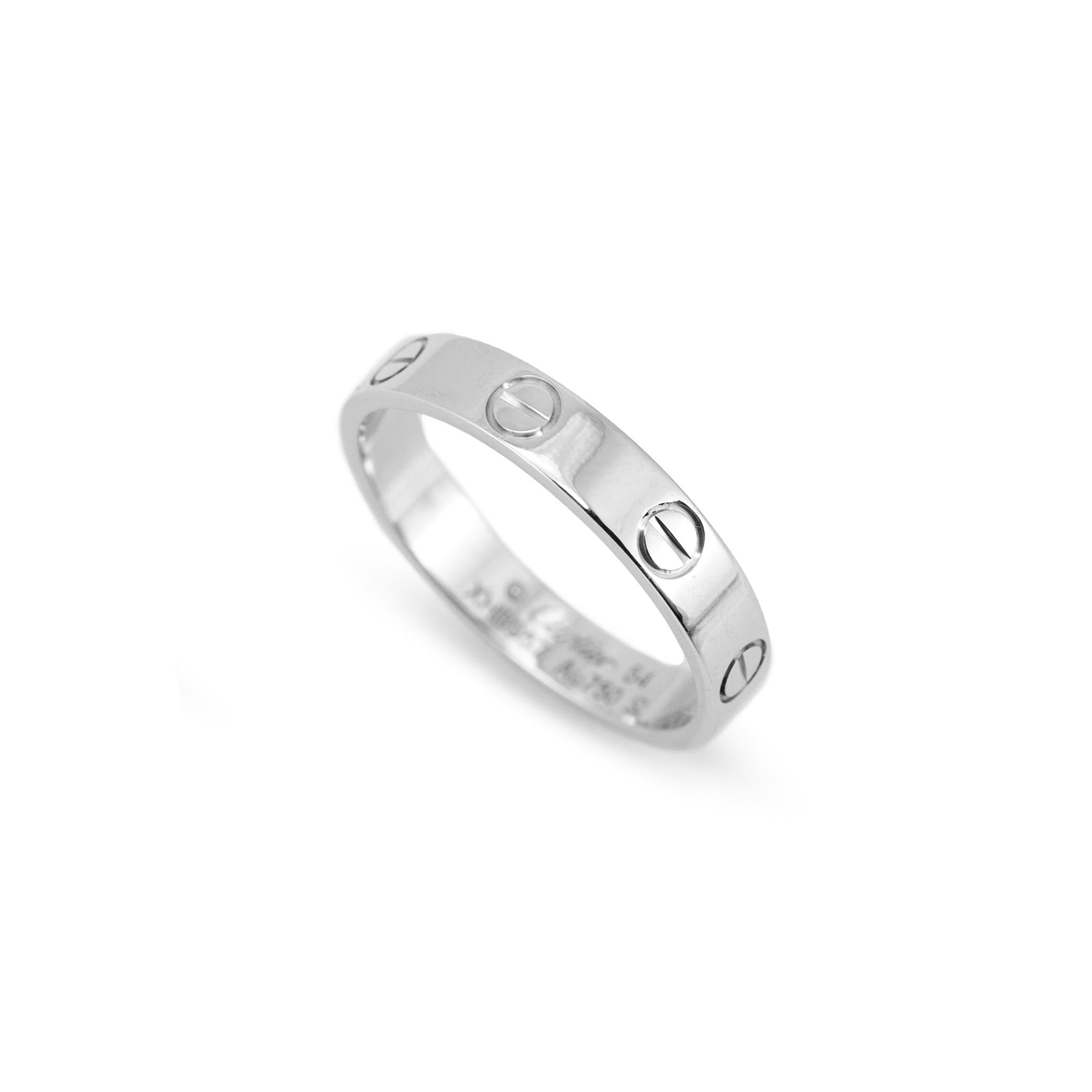 Marca Cartier 

Sexo: Señoras 

Tipo de metal Oro blanco de 18 quilates 

Tamaño del anillo: 7 

Anchura: 3.50 mm

Peso: 3,44 gramos

CARTIER Alianza de aniversario de mujer de oro blanco de 18 quilates rodiado con vástago cuadrado suave. Grabado