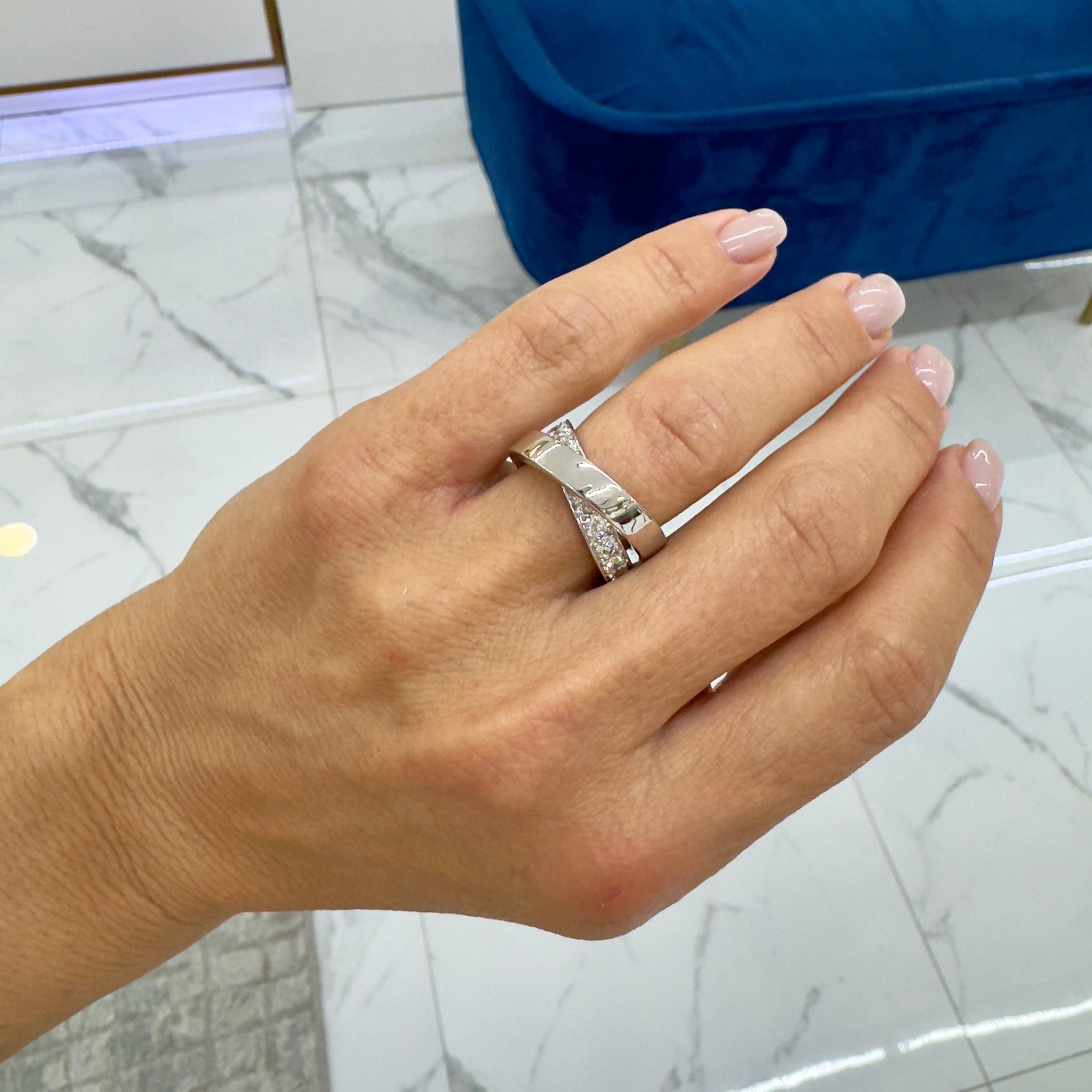 Anillo cruzado de diamantes Cartier Paris Nouvelle Vague de oro blanco de 18 quilates para señora en venta 4