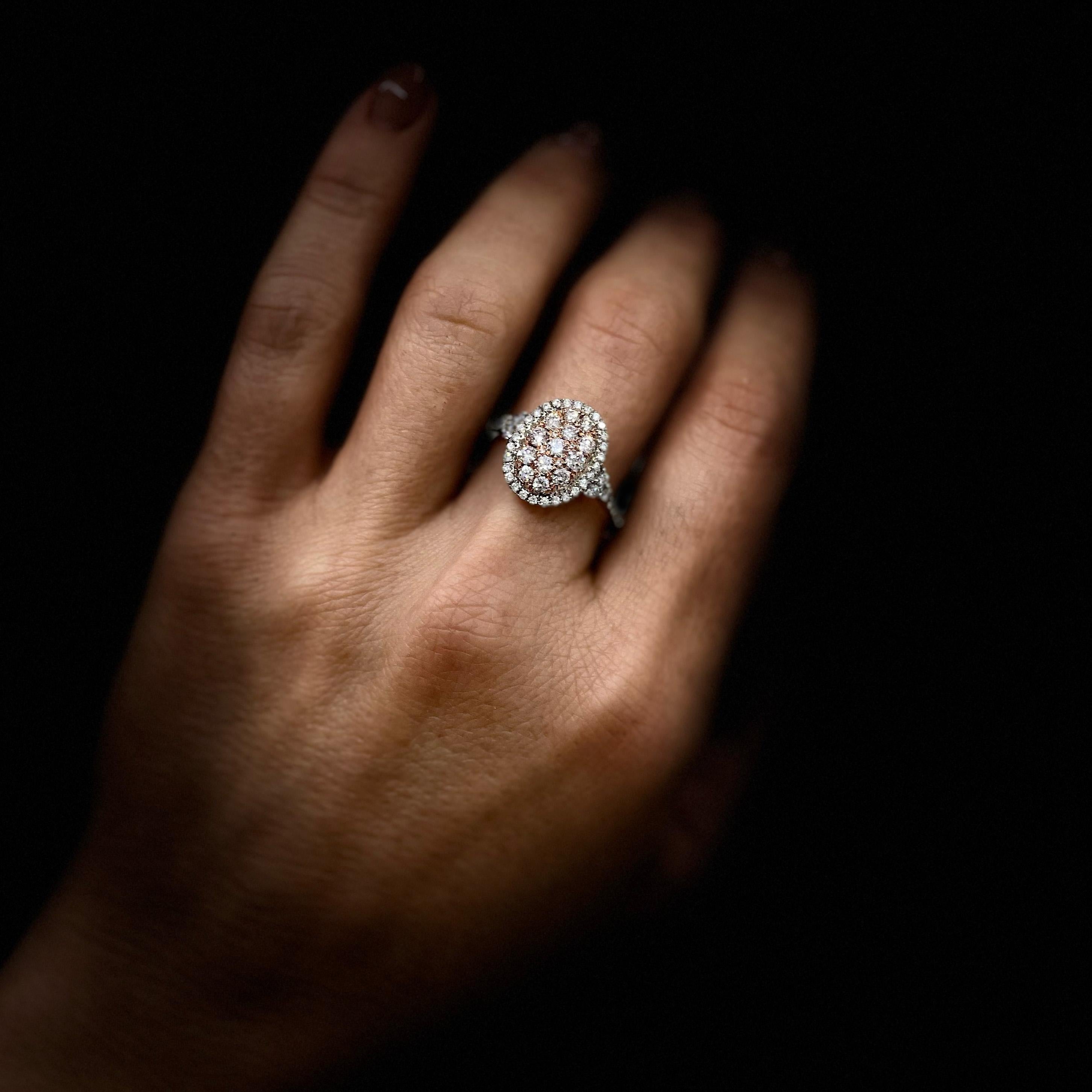 Bague cocktail bicolore en or blanc et rose 14 carats avec halo de diamants de forme ovale pour femmes en vente 2