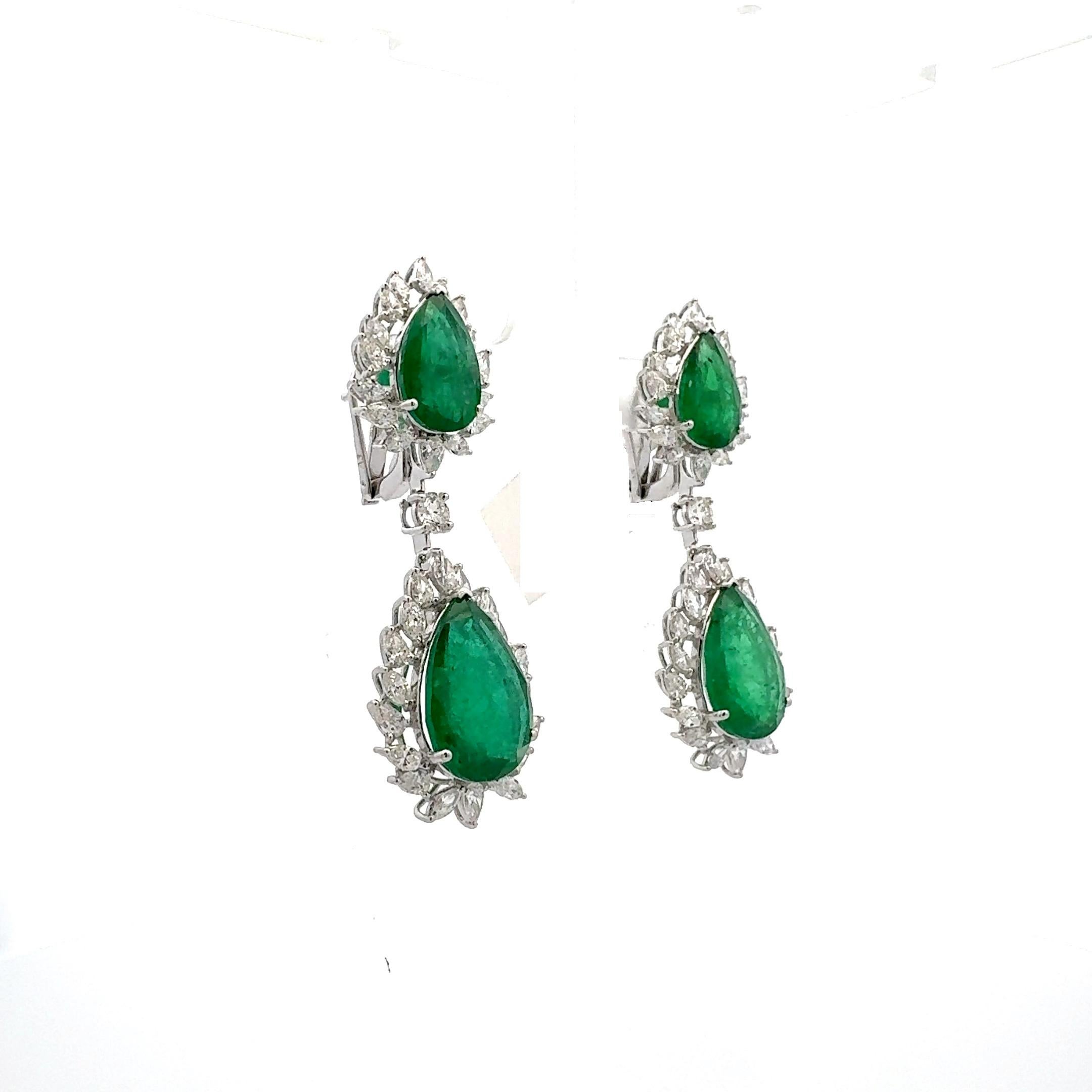 Articolo # 8235
Orecchini pendenti da donna in 18 carati con 4,54 carati di diamanti e 20,56 carati di smeraldo. Una (1) di quattro (4) pietre verdi con un peso totale dichiarato dal cliente di 20,56 carati incastonate in un paio di orecchini in