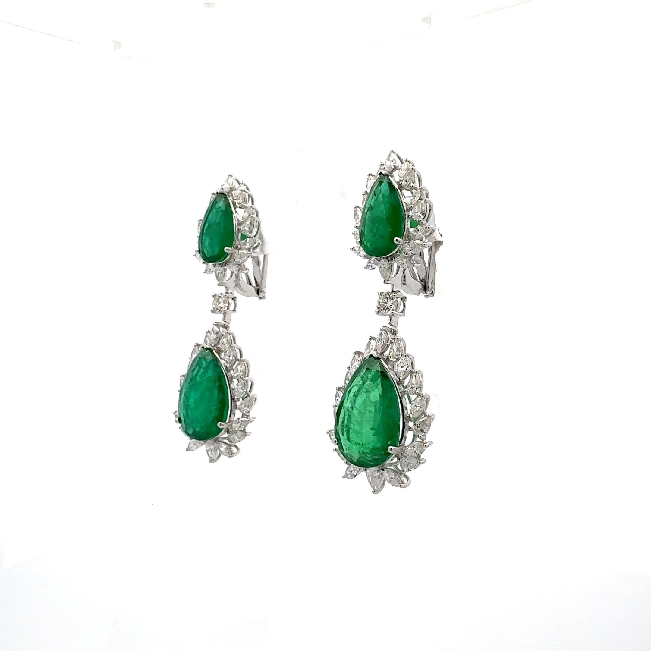 Moderno Orecchini pendenti da donna con smeraldo e diamanti in vendita