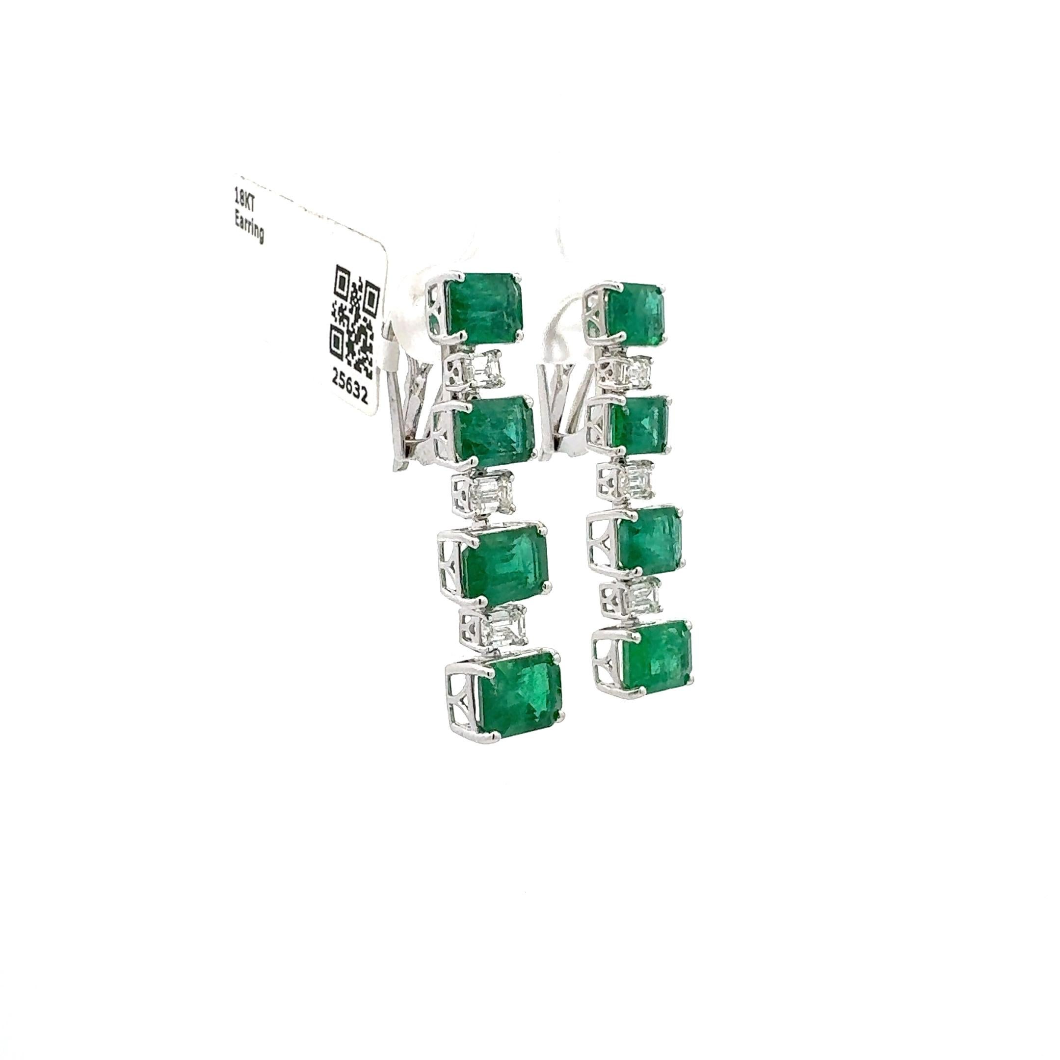 Moderno Orecchini pendenti da donna con smeraldo e diamanti in vendita