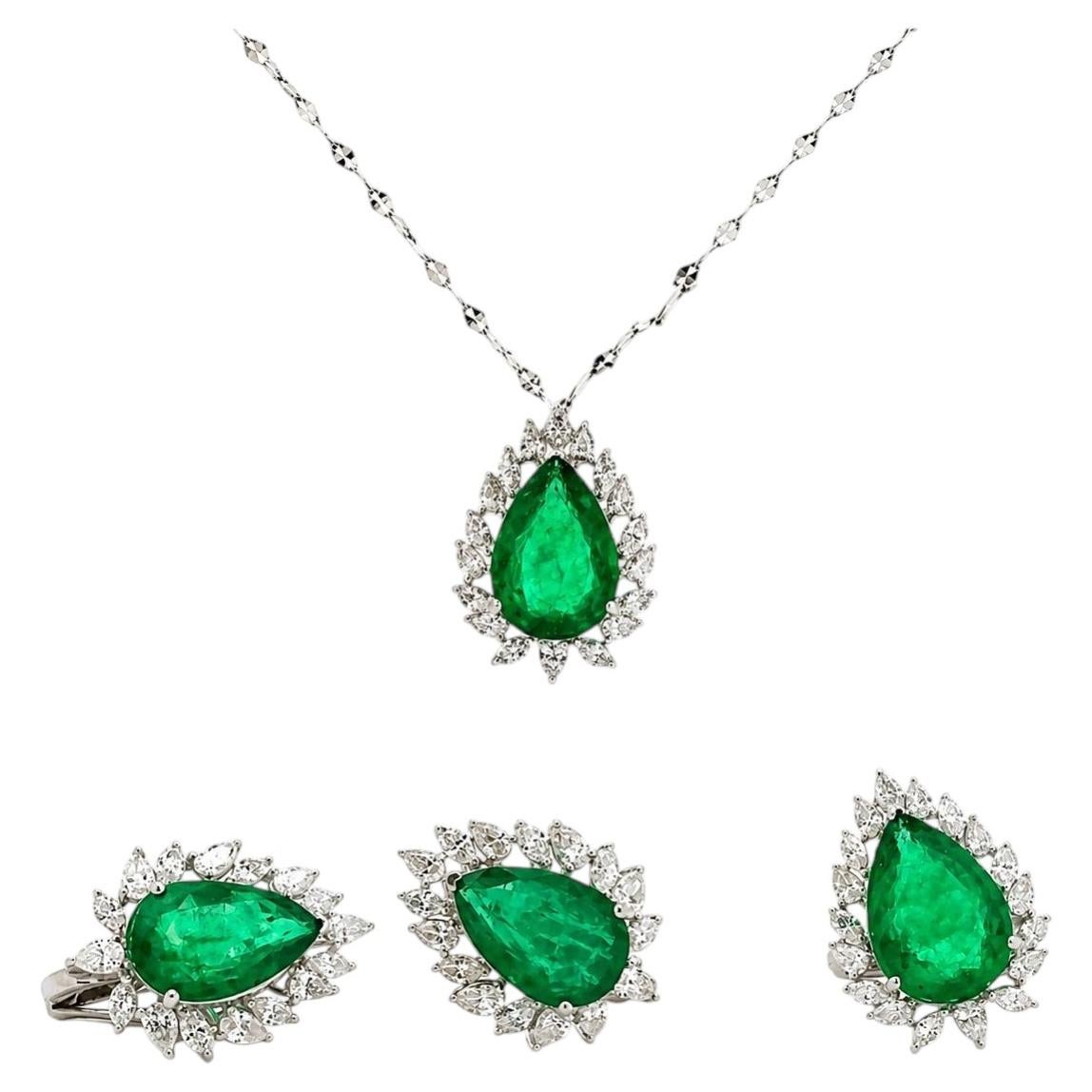 18K White Gold Emerald and Diamond Jewelry Suite, 20.56ct Emeralds