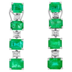 Orecchini pendenti da donna con smeraldo e diamanti
