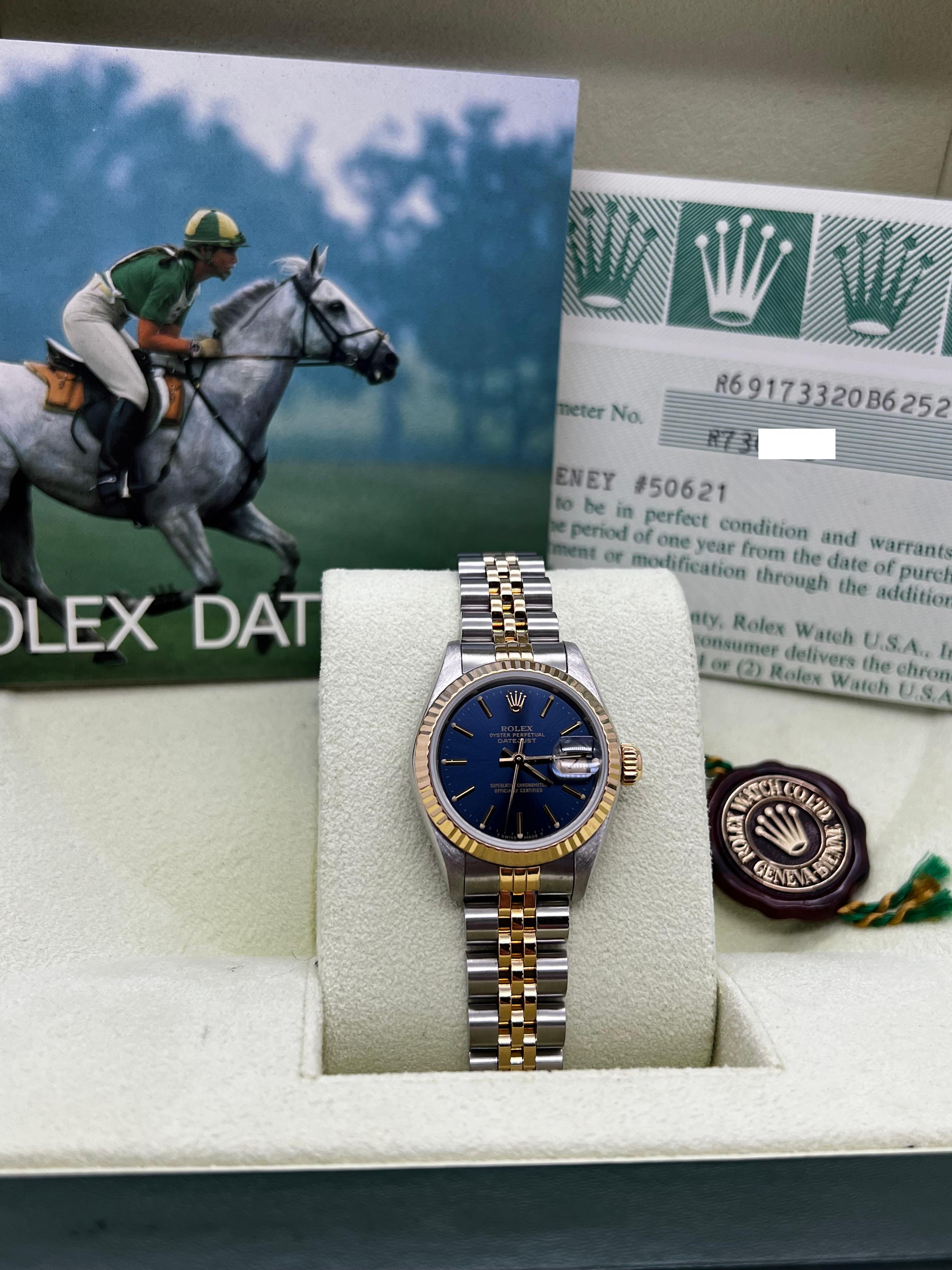 Stil Nummer: 69173



Seriennummer: R736***



Jahr: 1987

 

Modell: Damen Datejust

 

MATERIAL des Gehäuses: Rostfreier Stahl

 

Band: 18K Gelbgold & Edelstahl

 

Lünette: 18K Gelbgold

 

Zifferblatt: Fabrik Rolex Blau

 

Gesicht:
