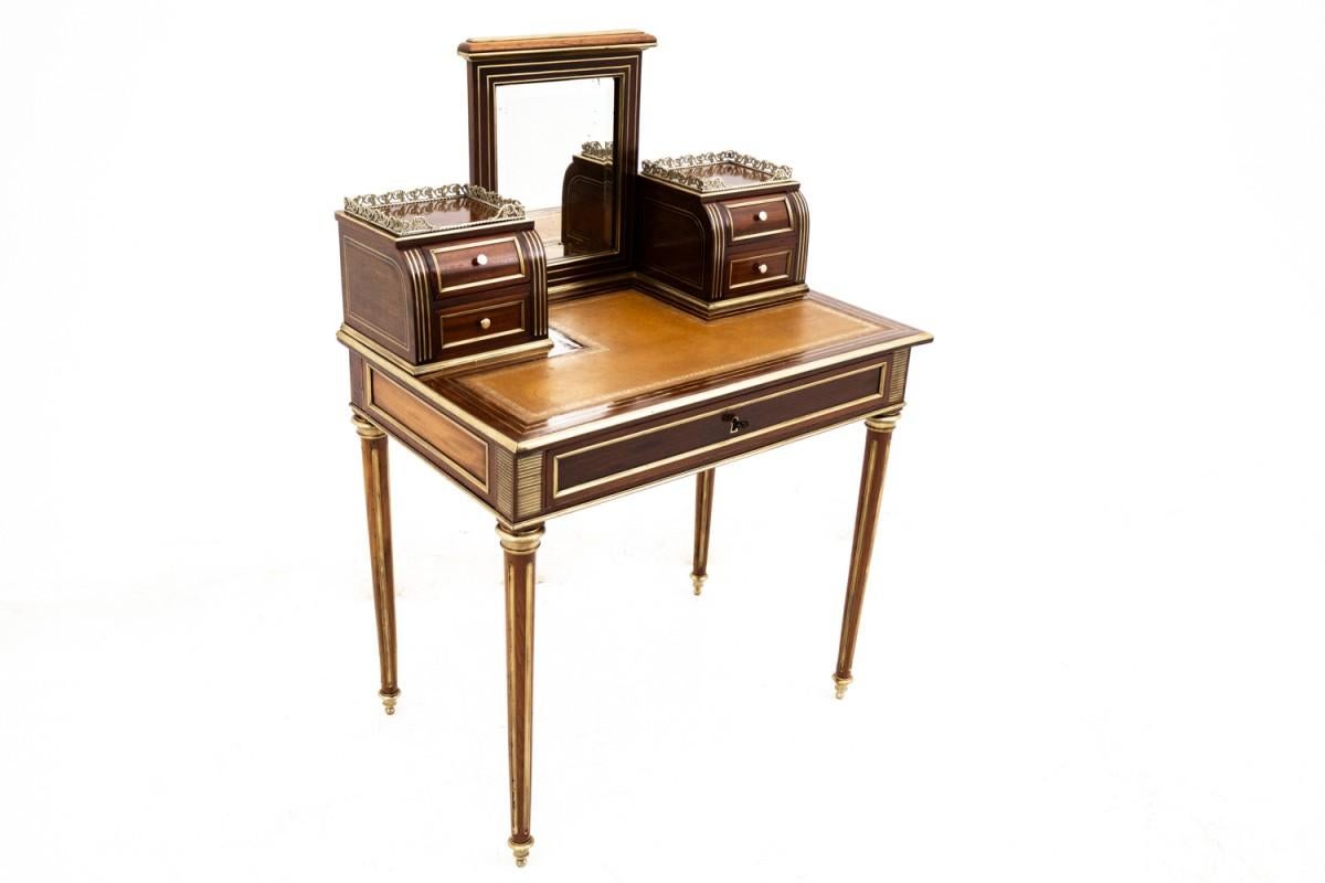Ladies' desk with mirror, France, ca. 1910.

AFTER RENOVATION.

Very good condition.

Wood: walnut

Dimensions: height 103 cm width 79 cm depth 52 cm