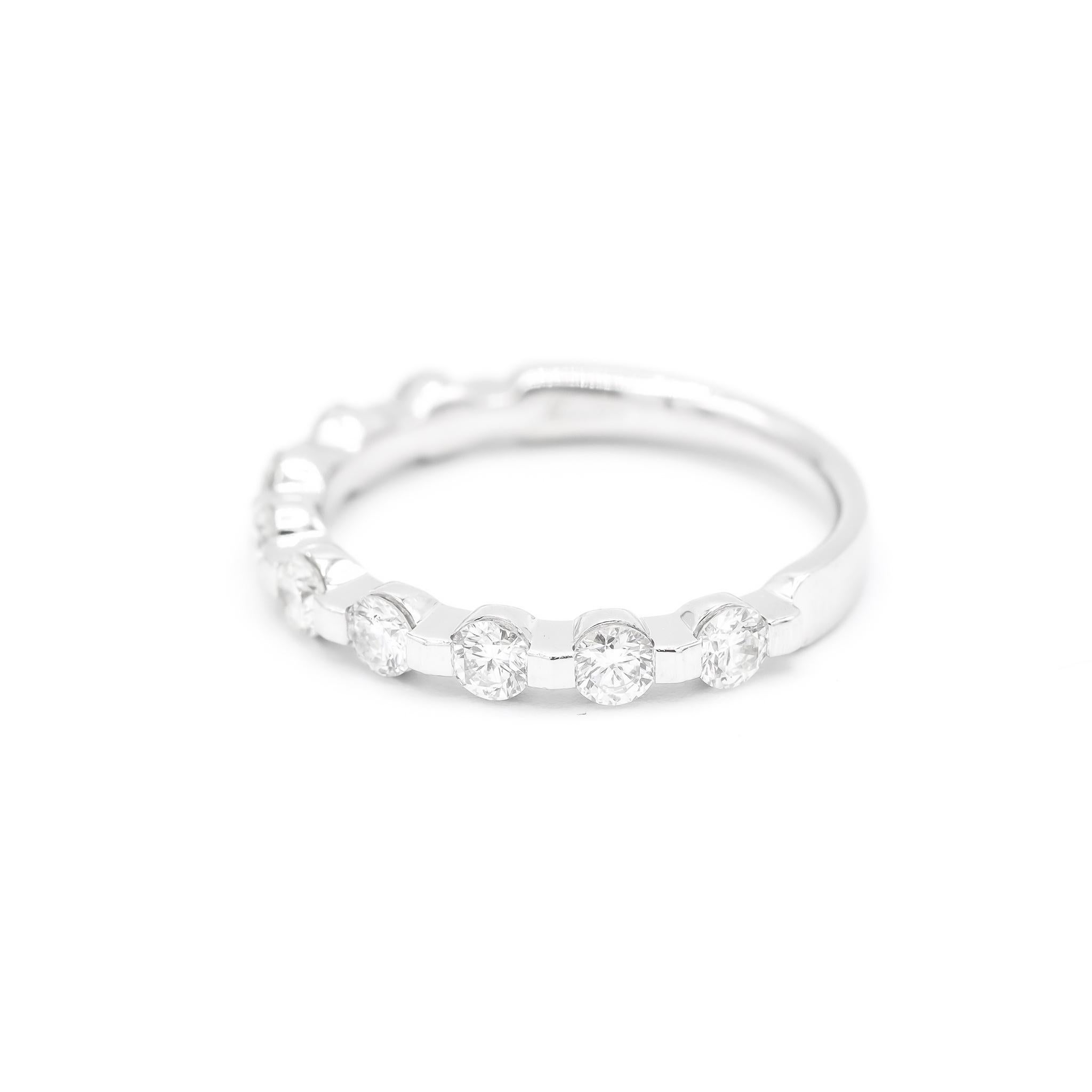 Un anello da donna in oro bianco 18 carati rodiato lucido, con diamante e mezza eternità, con gambo morbido e quadrato. L'anello è una misura 6,75. L'anello pesa in totale 2.80 grammi. Timbrato 