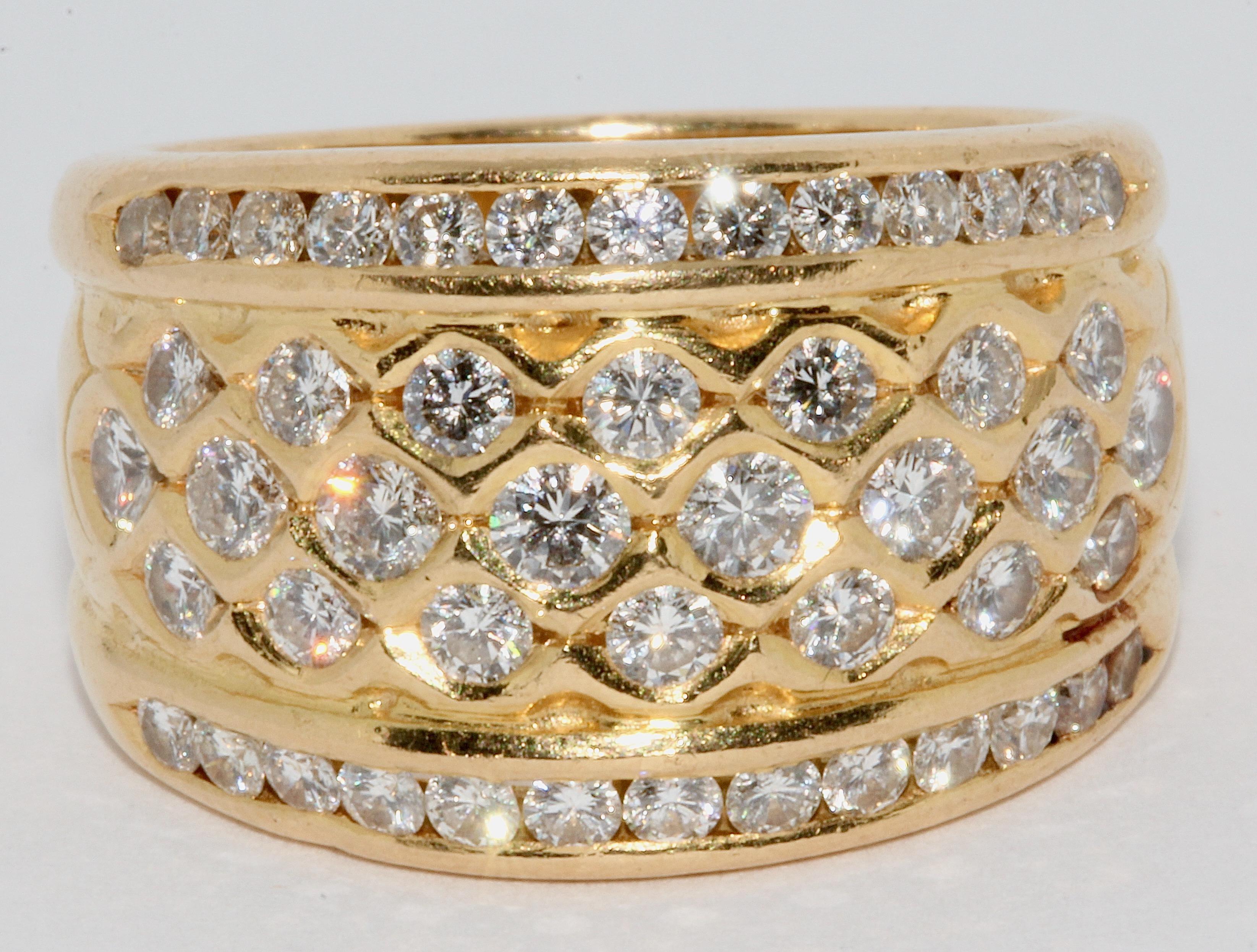 Ladies Dome Ring, 18 Karat Gold with white Diamonds.

Very high quality workmanship and high quality diamonds.

US ring size: 7

Including certificate of authenticity.