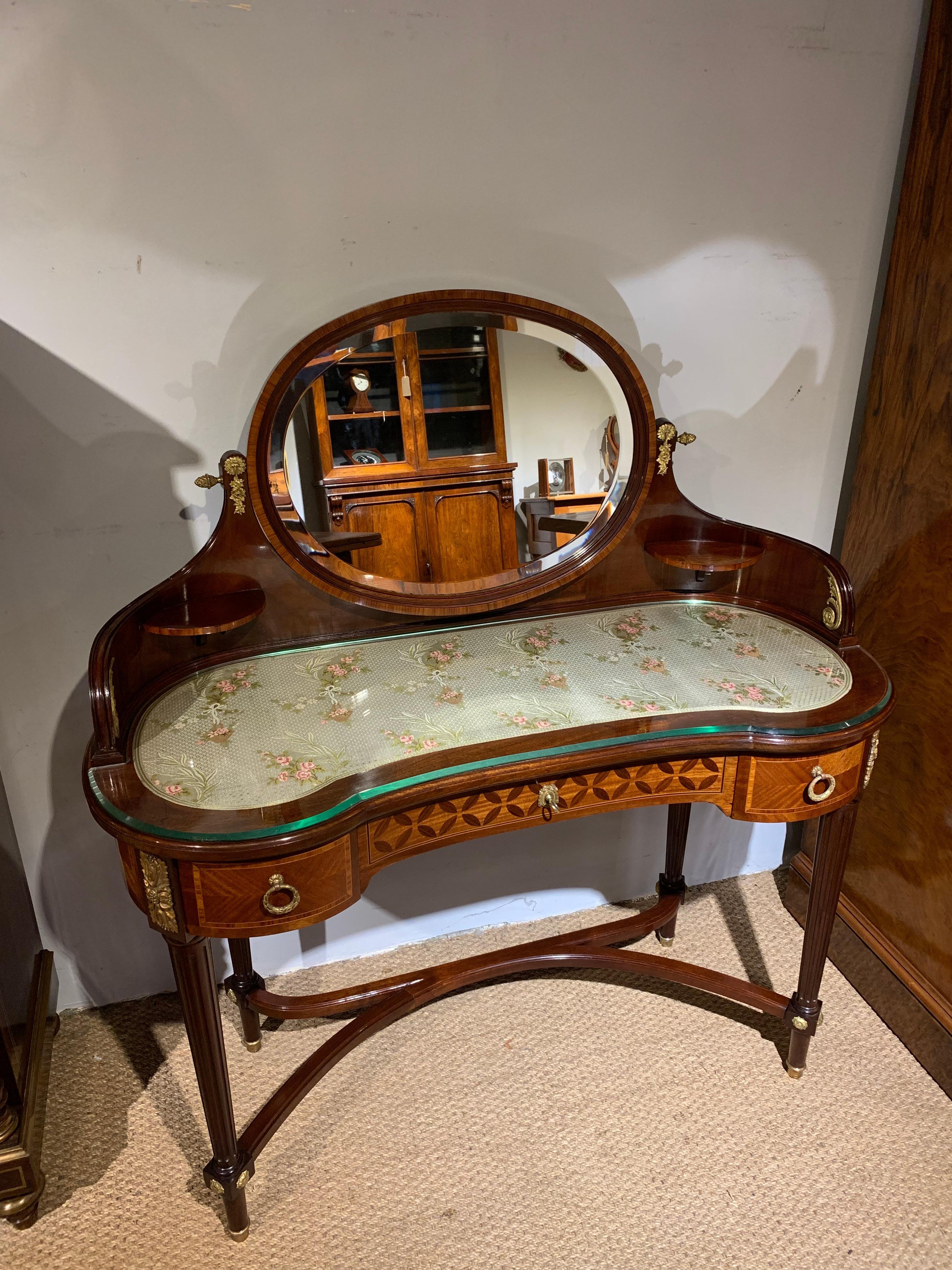 Fabulous early 20th century mahogany and inlaid ladies dressing table 

French circa 1900, this piece has been through our workshops been cleaned / polished and is ready to be placed in your home 

Supplied with working lock / key, original