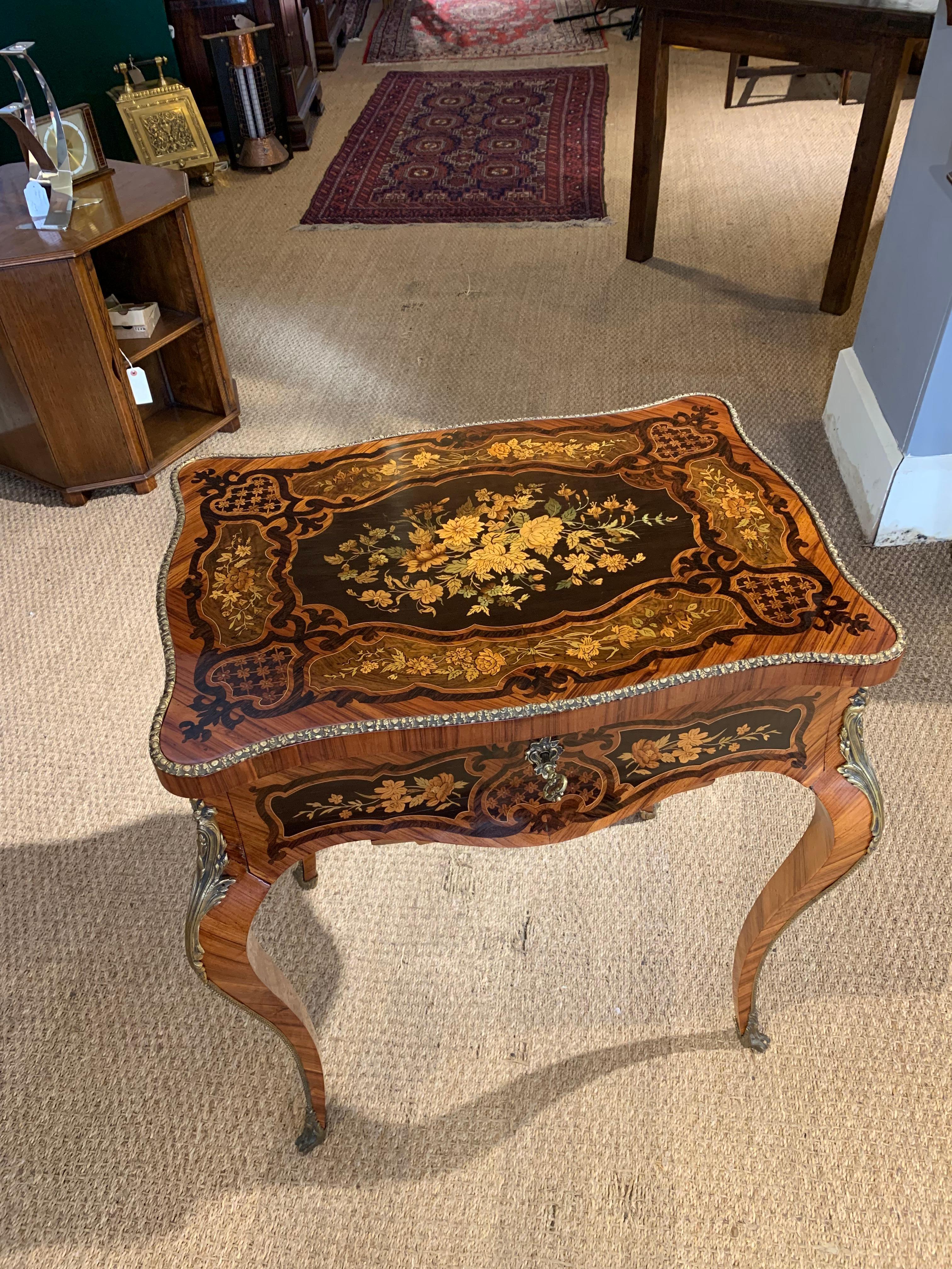 Stunning Napoleon III Kingwoood and inlaid work table / dressing table, lift up lid, single drawer over wooden basket for wool's

French circa 1870s with original ormolu mounts and working lock and key 

This piece has been through our workshops
