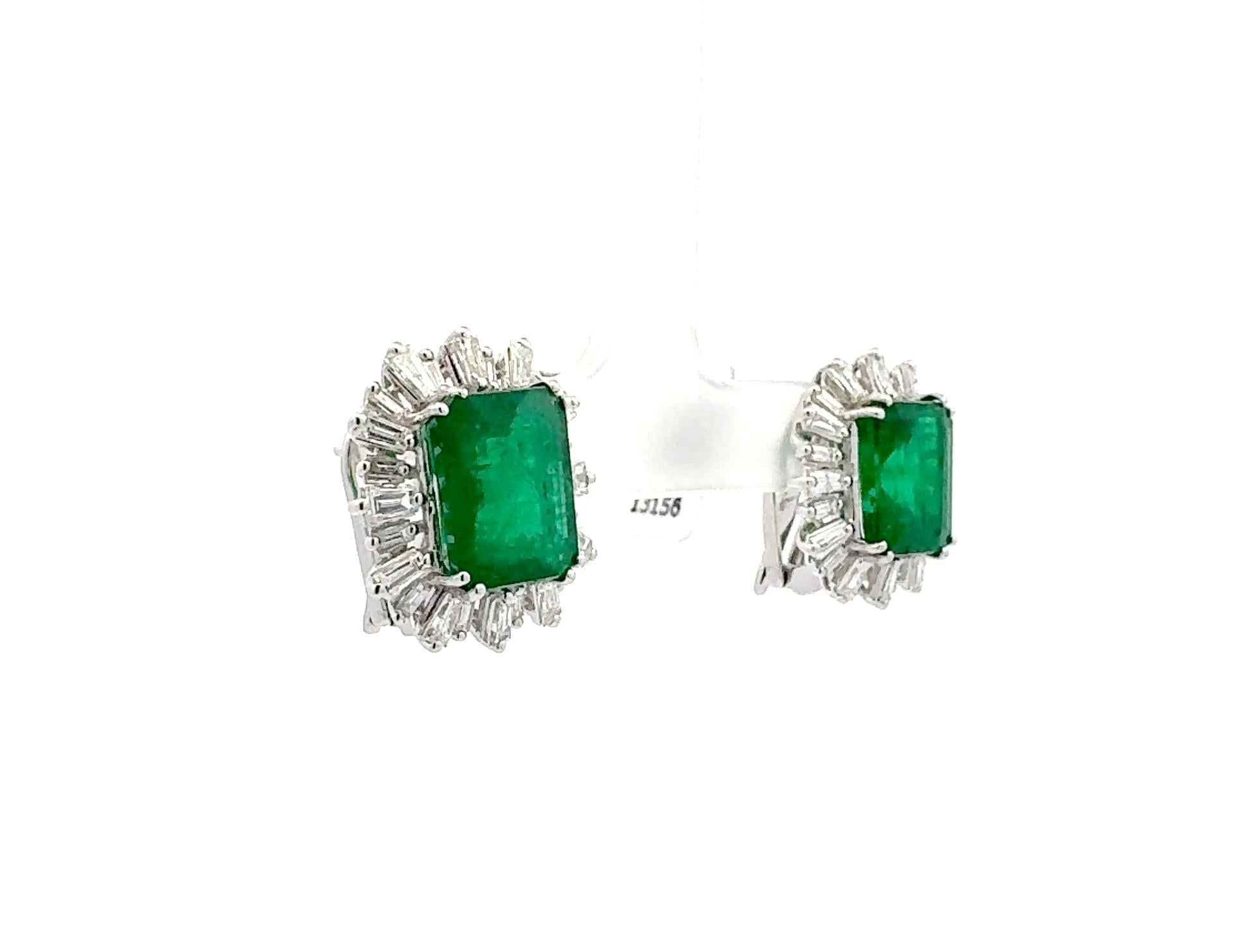 Numéro d'article 8240

Boucles d'oreilles pour dames en or blanc 18K avec 1,75ct de diamants et 8,10ct d'émeraude. Une (1) des deux (2) pierres vertes d'un poids total de 8,10 carats serties dans une paire de boucles d'oreilles en métal d'or blanc
