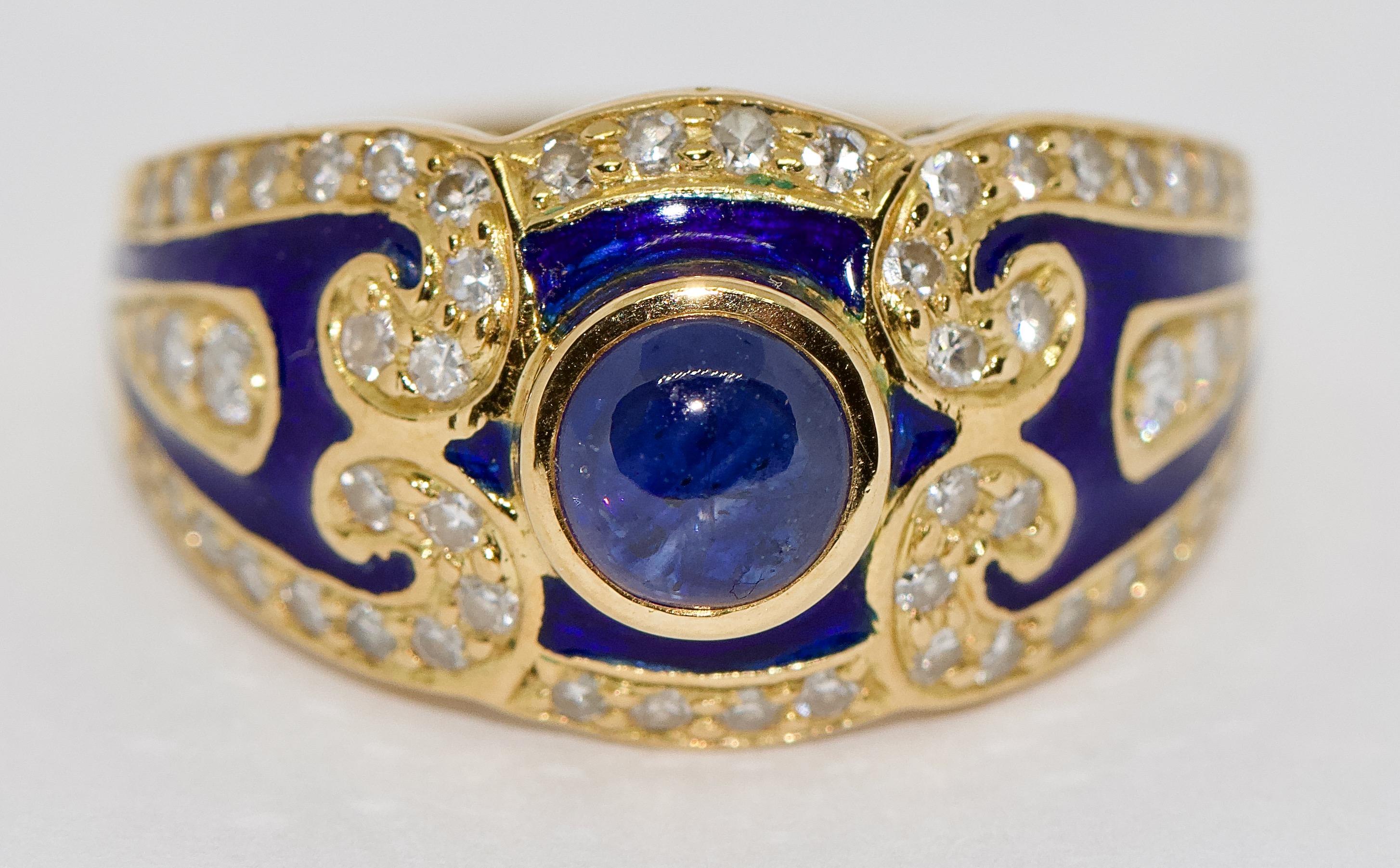 Fine ladies ring, 18 Karat gold with enamel, sapphire and diamonds.

Including certificate of authenticity.

US ring size 6
On request we can adjust the ring size expertly.