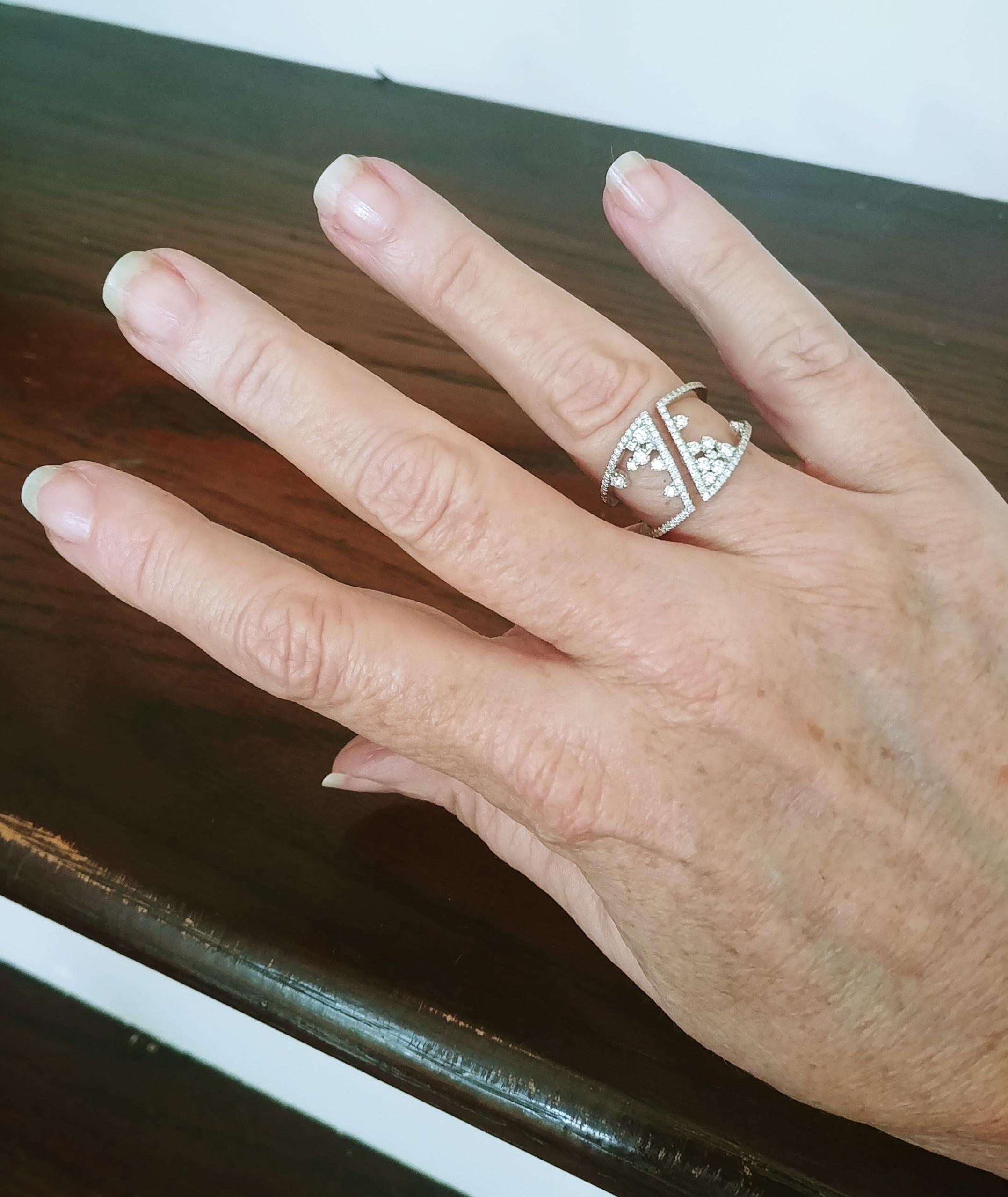 Ladies Fashion Diamond Scatter Style Ring 0,64ctw 14K Weißgold in Fingergröße 7,5 US. Das flexible Design ermöglicht eine gewisse Dehnung ohne Größenänderung. Das offene, aber dennoch breite Design schmeichelt der Hand. Runde Diamanten im