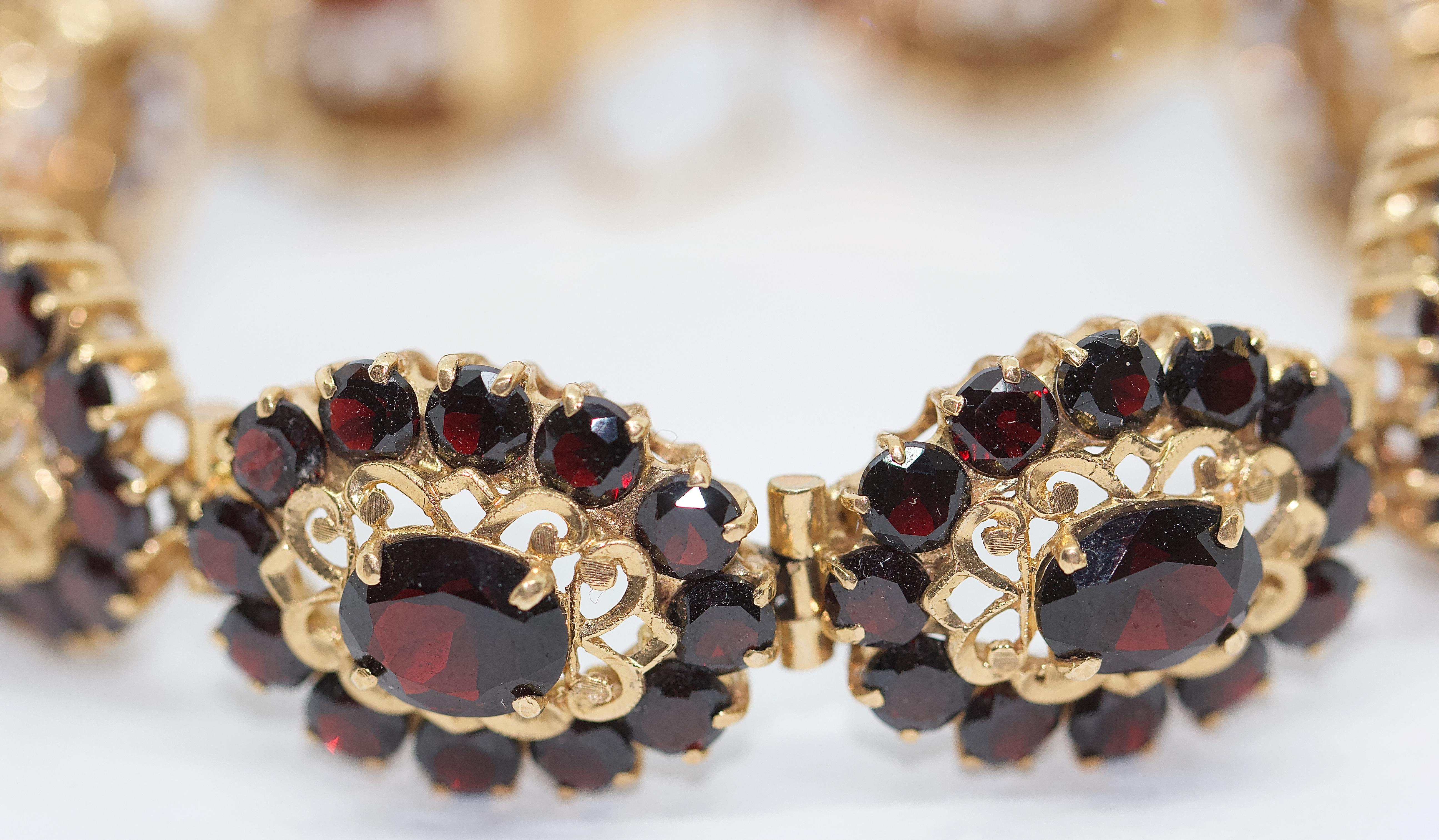 Magnificent Ladies Garnet Bracelet, 14K Gold.


Bracelet is hallmarked.

Including certificate of authenticity.