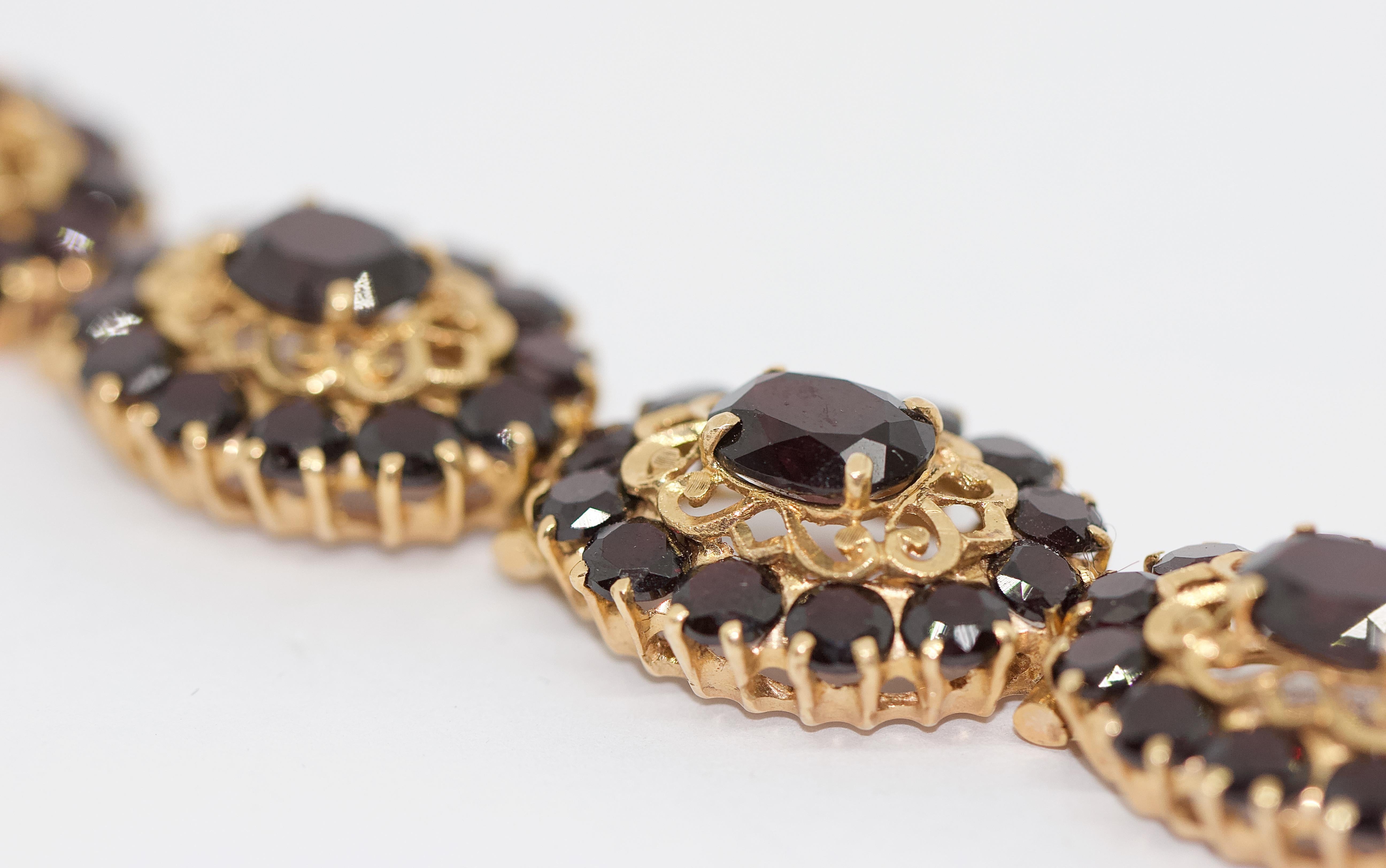 Ladies Garnet Bracelet, 14 Karat Gold In Good Condition For Sale In Berlin, DE