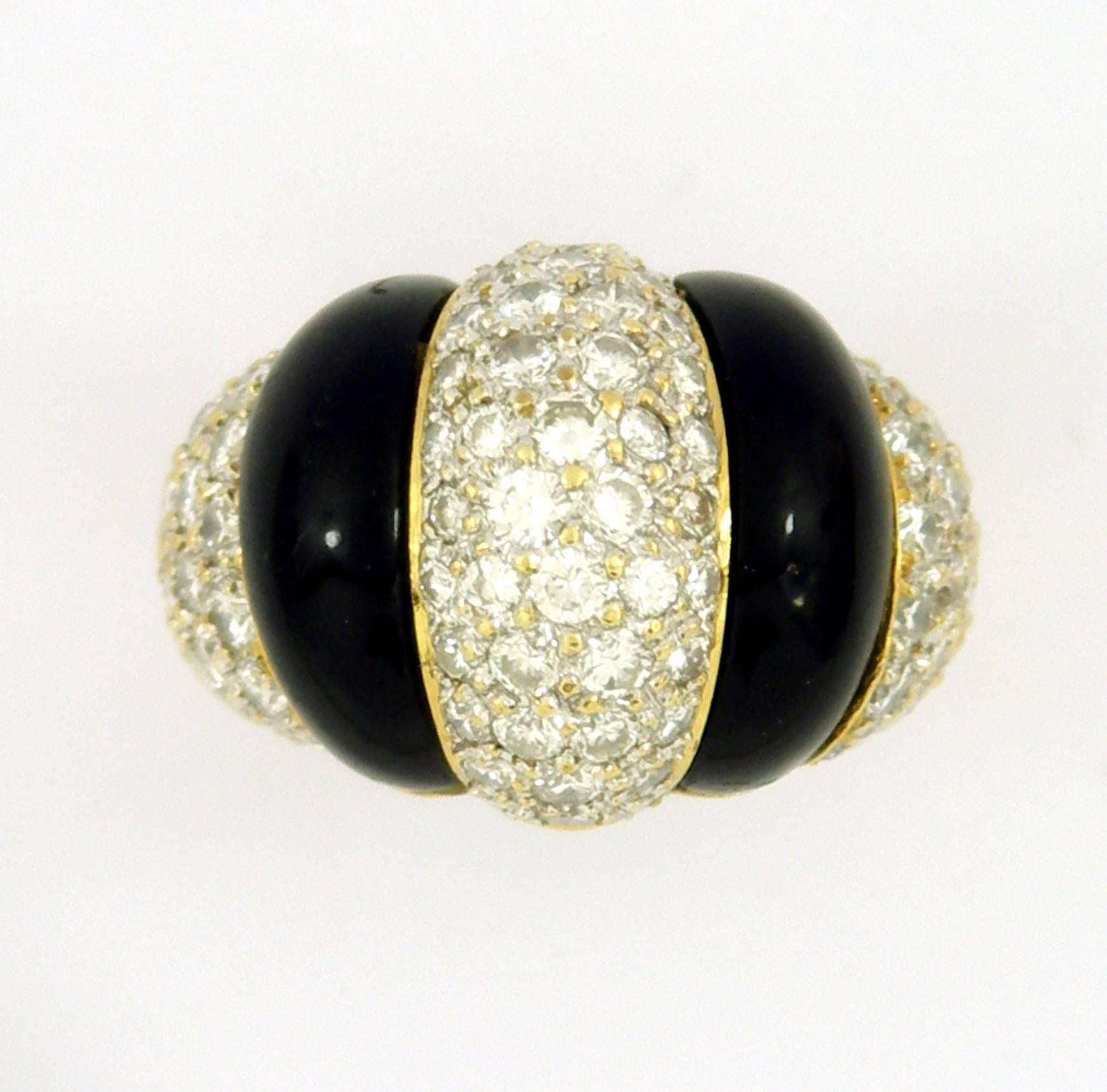 Ladies Gold Alternating Pave Diamond and Onyx Band Ring In Excellent Condition In Palm Beach, FL