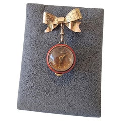 Reloj de señora con broche de oro y esmalte guilloché de Bucherer