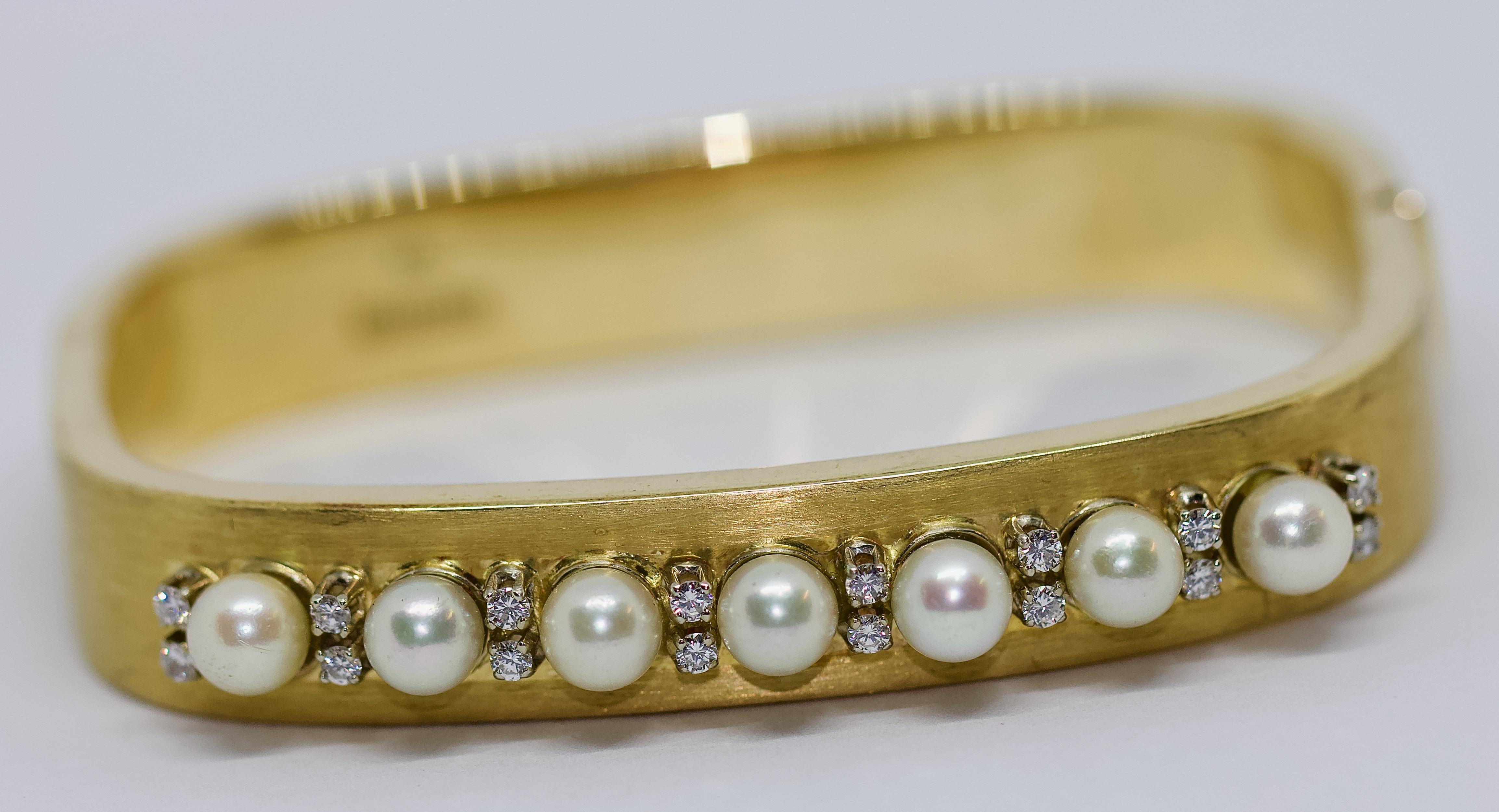 Ladies Bangle, 14K Gold, with Pearls and Diamonds.

Diamonds, very good quality, white.

Bangle is hallmarked.

Including certificate of authenticity.