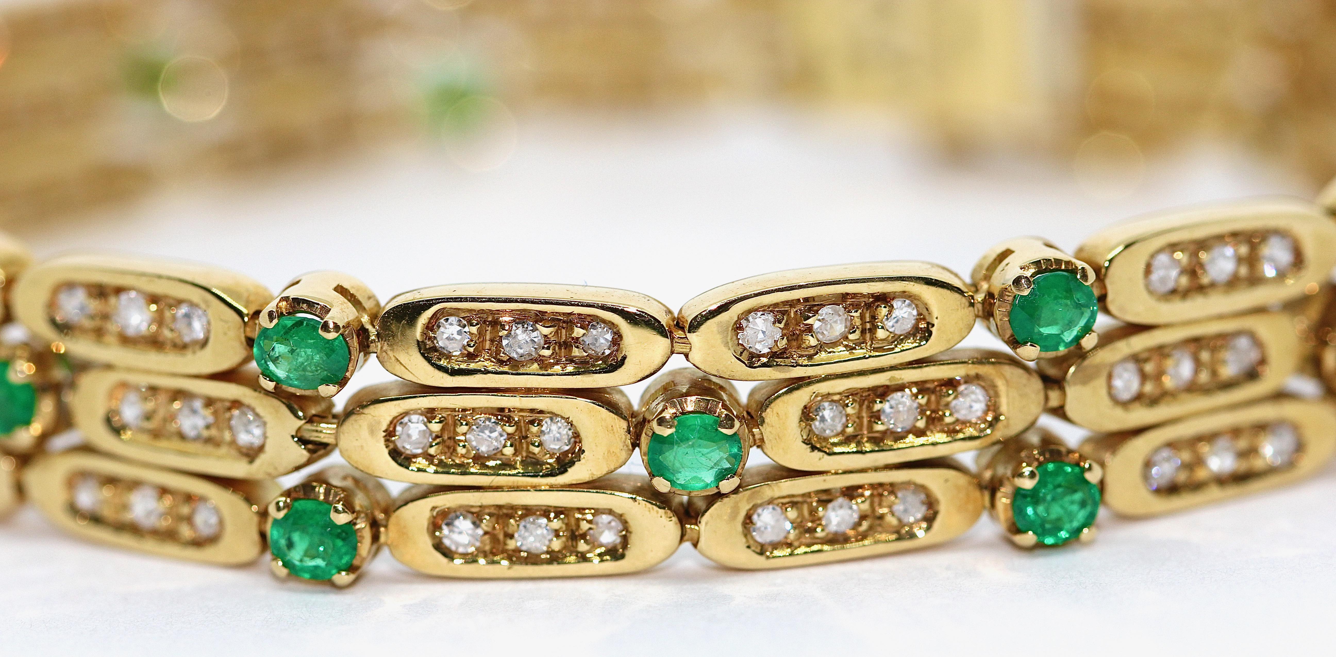 Ladies Gold Bracelet set with Diamonds and Emeralds.

18 Karat yellow gold. Finest goldsmith work.

Diamonds (Wesselton, I1) total weight 1.15 ct.
23 emeralds, total weight approx. 1.78 ct.

Including certificate of authenticity.