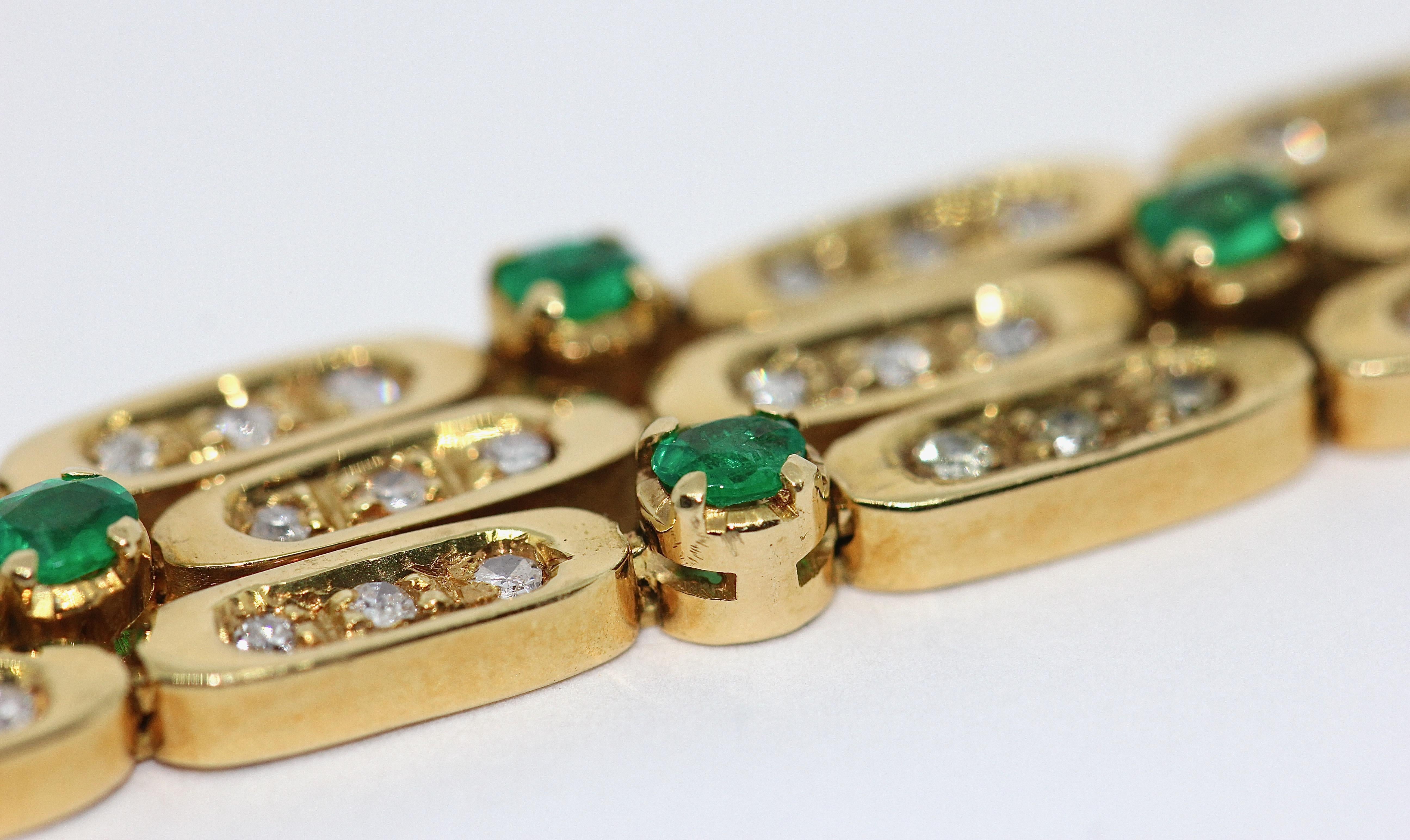 Ladies Gold Bracelet, 18 Karat Gold, Set with Diamonds and Emeralds In Good Condition For Sale In Berlin, DE