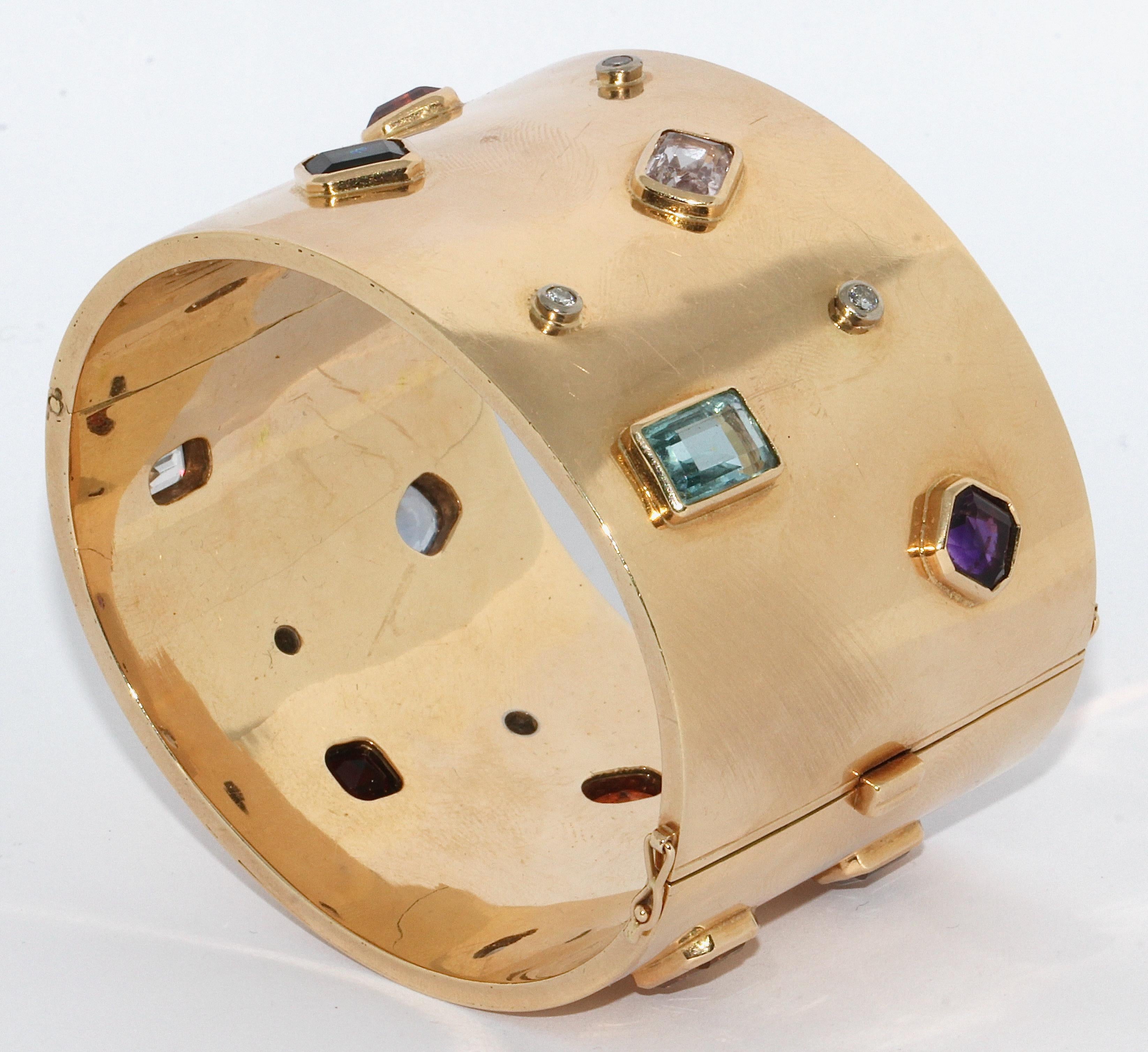Bracelet large et lourd pour femme, en or 14 carats, serti de diamants et de diverses pierres précieuses.


Le bracelet est serti de i.a. Diamants, améthyste, citrine, aigue-marine, etc.

Poinçonné avec 585 et HM. Probablement par Hein