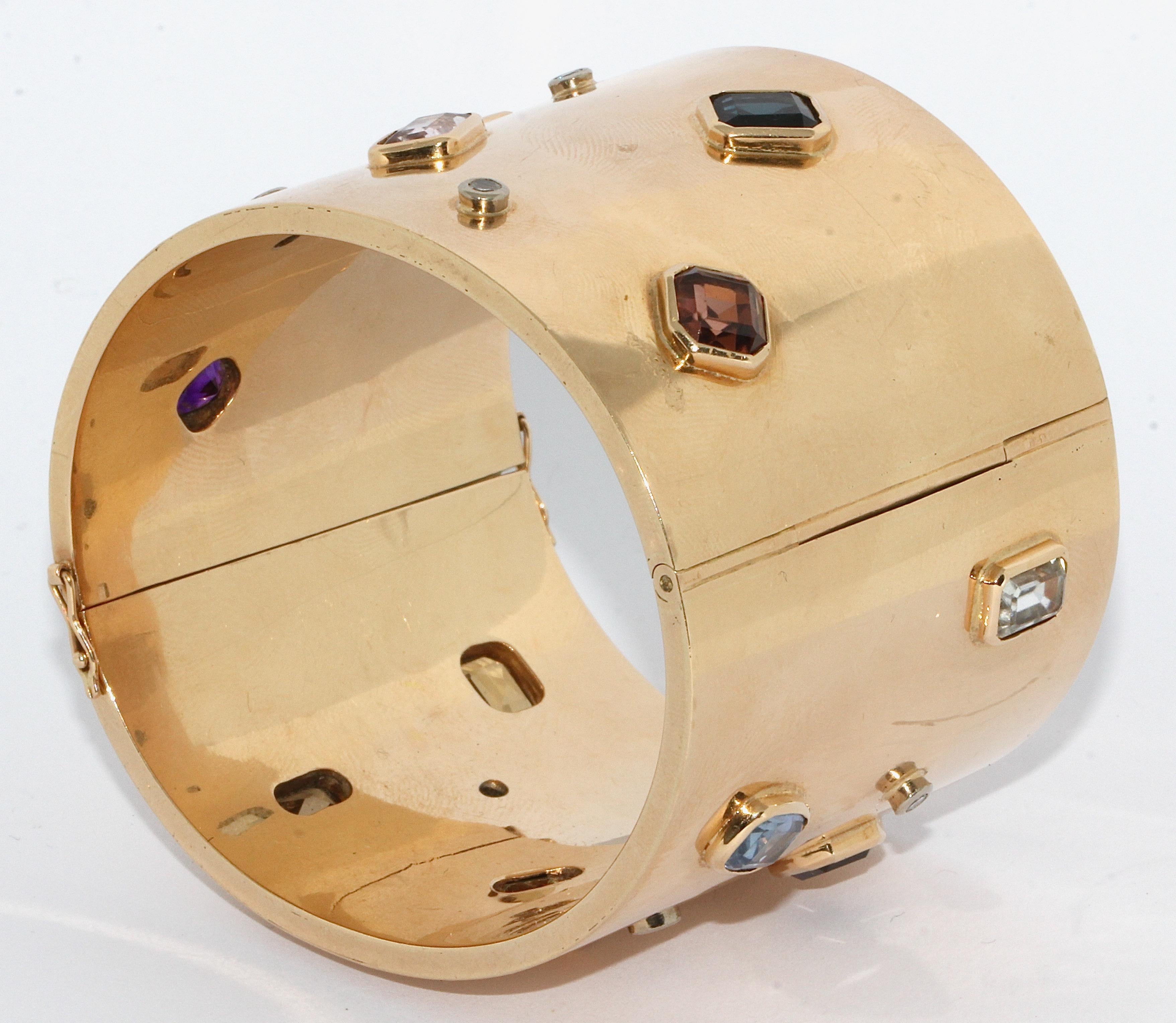 Rétro Bracelet jonc de créateur en or pour femme, serti de diamants et de multiples pierres précieuses en vente