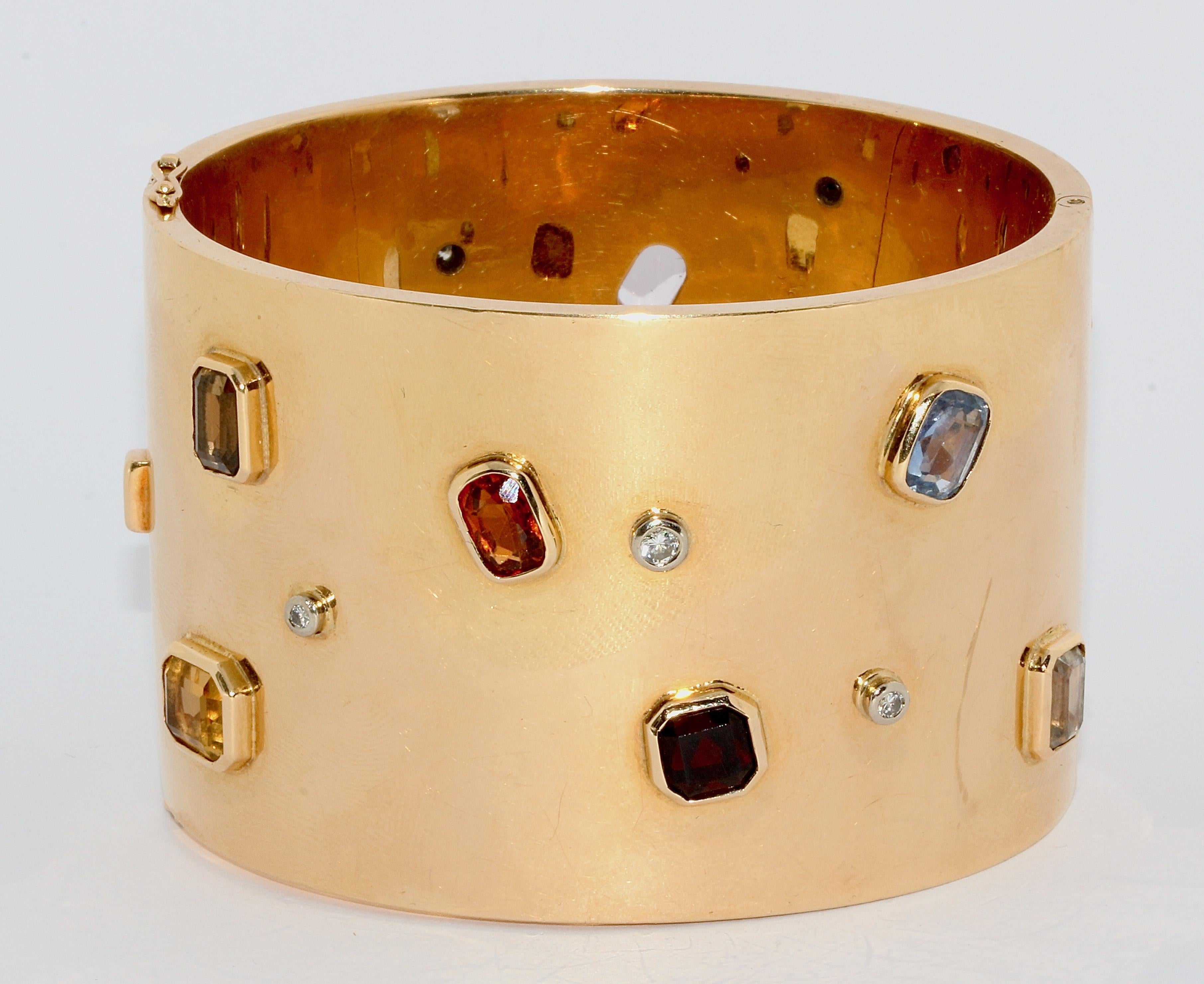Damen-Gold-Designer-Armreif, Armband, besetzt mit Diamanten und Edelsteinen (Carréeschliff) im Angebot