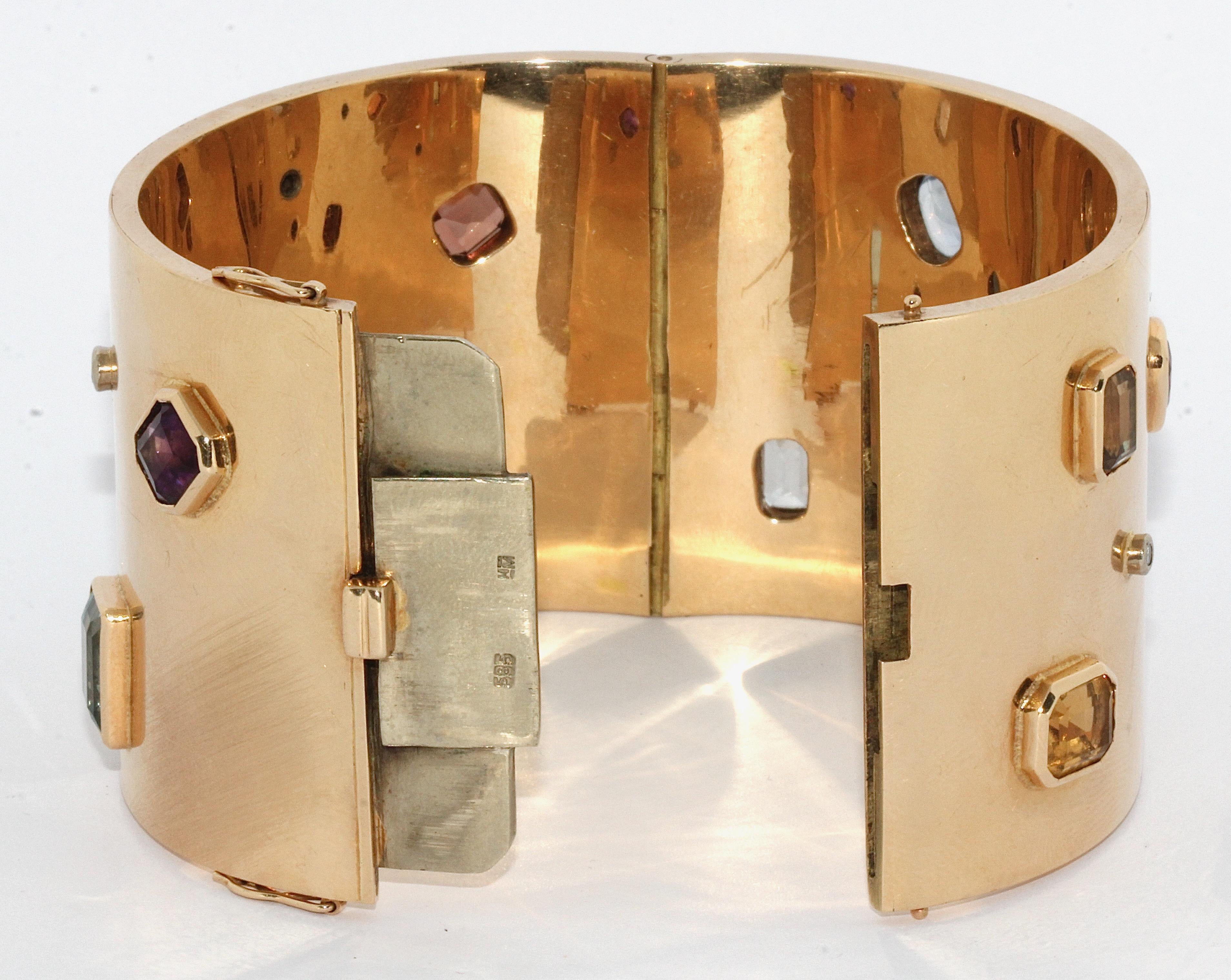 Bracelet jonc de créateur en or pour femme, serti de diamants et de multiples pierres précieuses État moyen - En vente à Berlin, DE