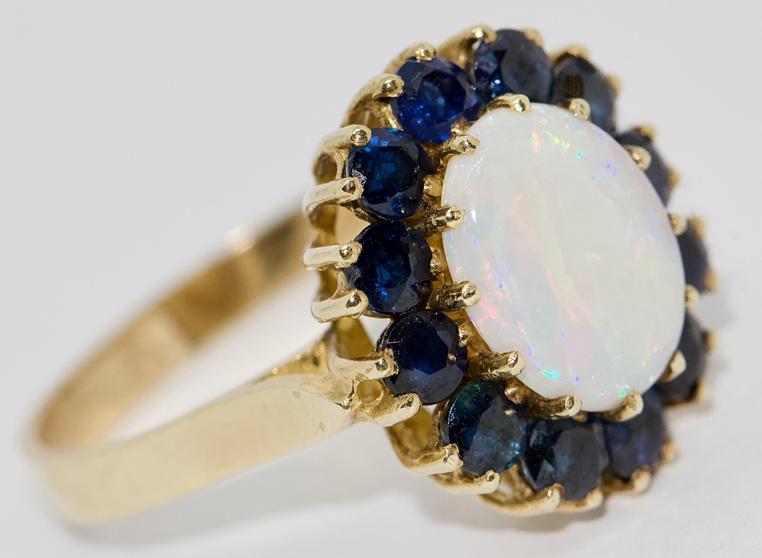Pretty ladies gold ring with big opal and blue sapphires.

Including certificate of authenticity.

US ring size 8
On request we can adjust the ring size expertly.