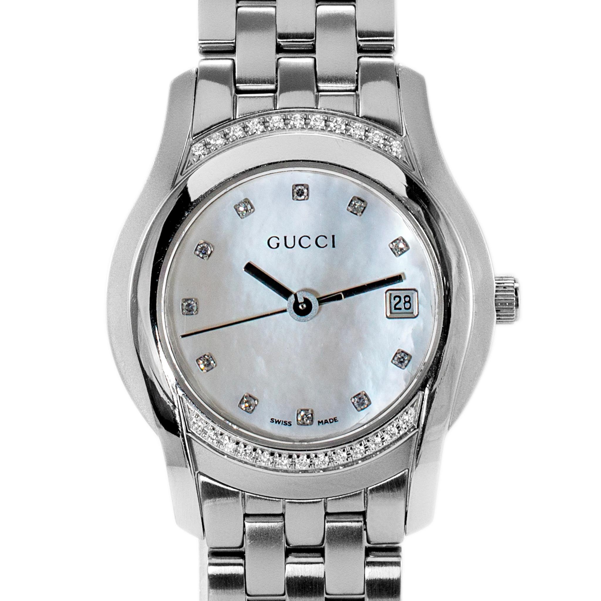 Marque : Gucci 

Genre : Dames 

Type de métal : Acier inoxydable

Diamètre : 24,00 mm  

Poids : 59,70 grammes

Montre-bracelet pour dames en acier inoxydable avec diamants, fabriquée en Suisse. Gravé 