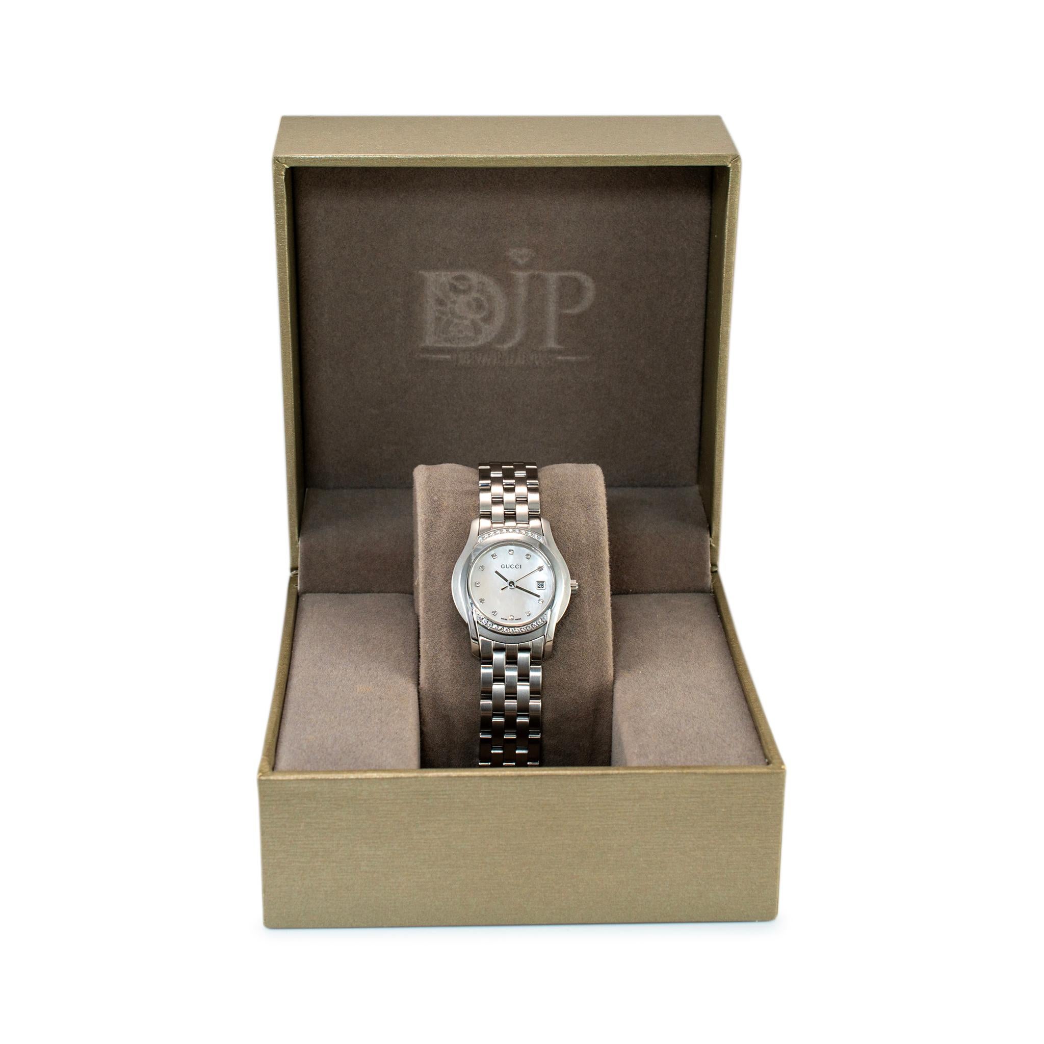 Montre Femme Gucci 24MM 5500L Diamants Acier inoxydable Nacre en vente 4