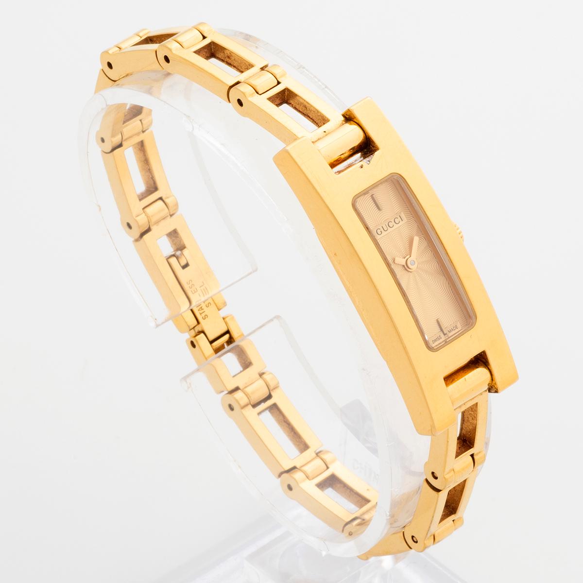 Unsere Gucci 3900L für Damen ist eine relativ seltene Serie mit einem 12 mm x 39 mm großen Gehäuse und Armband aus vergoldetem Stahl. Dieses Exemplar hat auch das seltene Zifferblatt mit Sternenstaub-Effekt. Ganz im Sinne von Gucci trägt sich auch