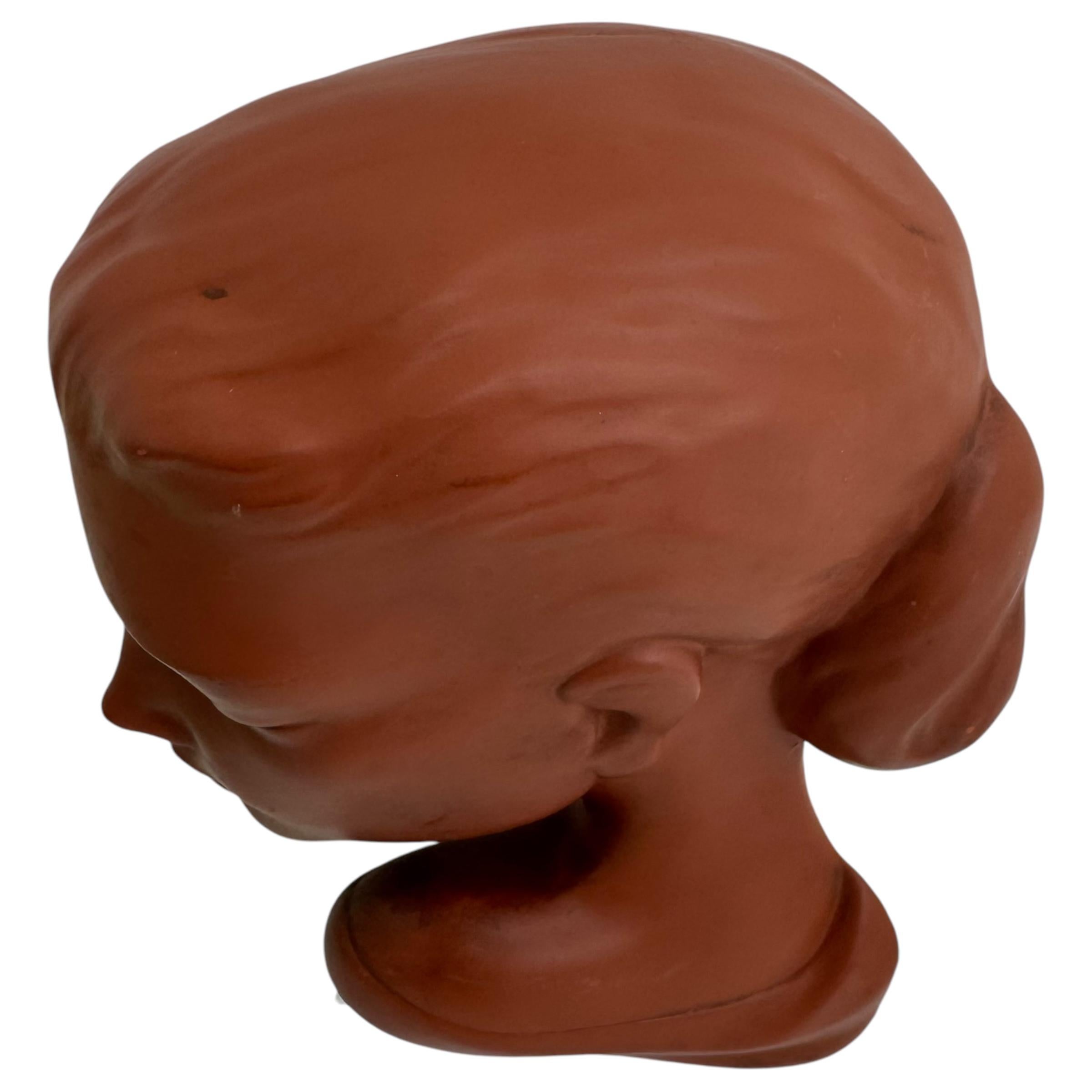 Una bellissima maschera da parete in terracotta vintage raffigurante una donna, realizzata da Gmundner Keramik in Austria. È contrassegnato sul retro. Sarebbe un'adorabile decorazione su qualsiasi parete. Realizzato negli anni '50, mostra la gioia