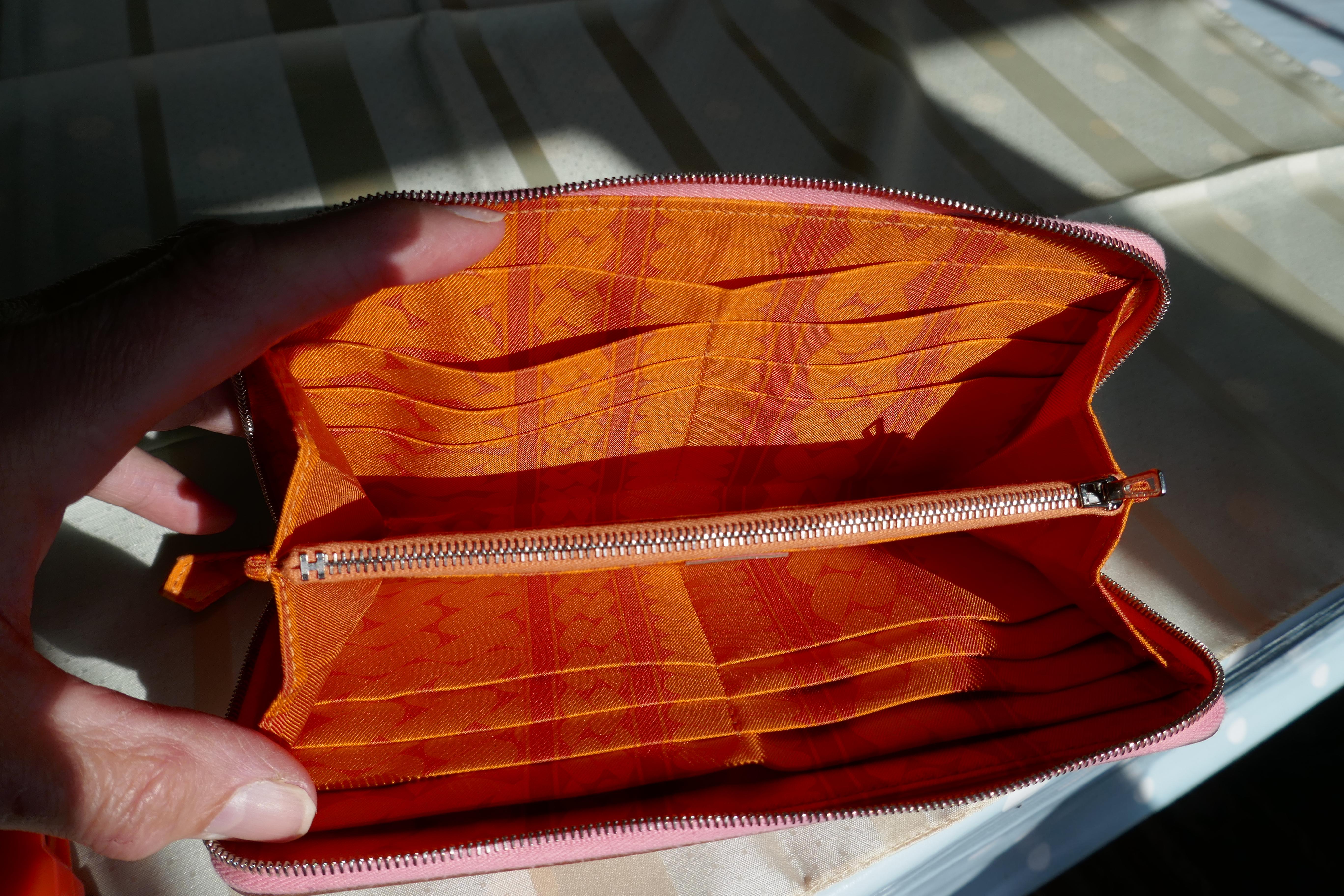 Hermès - Portefeuille long en cuir Epsom rose confetti en soie pour femmes en vente 4