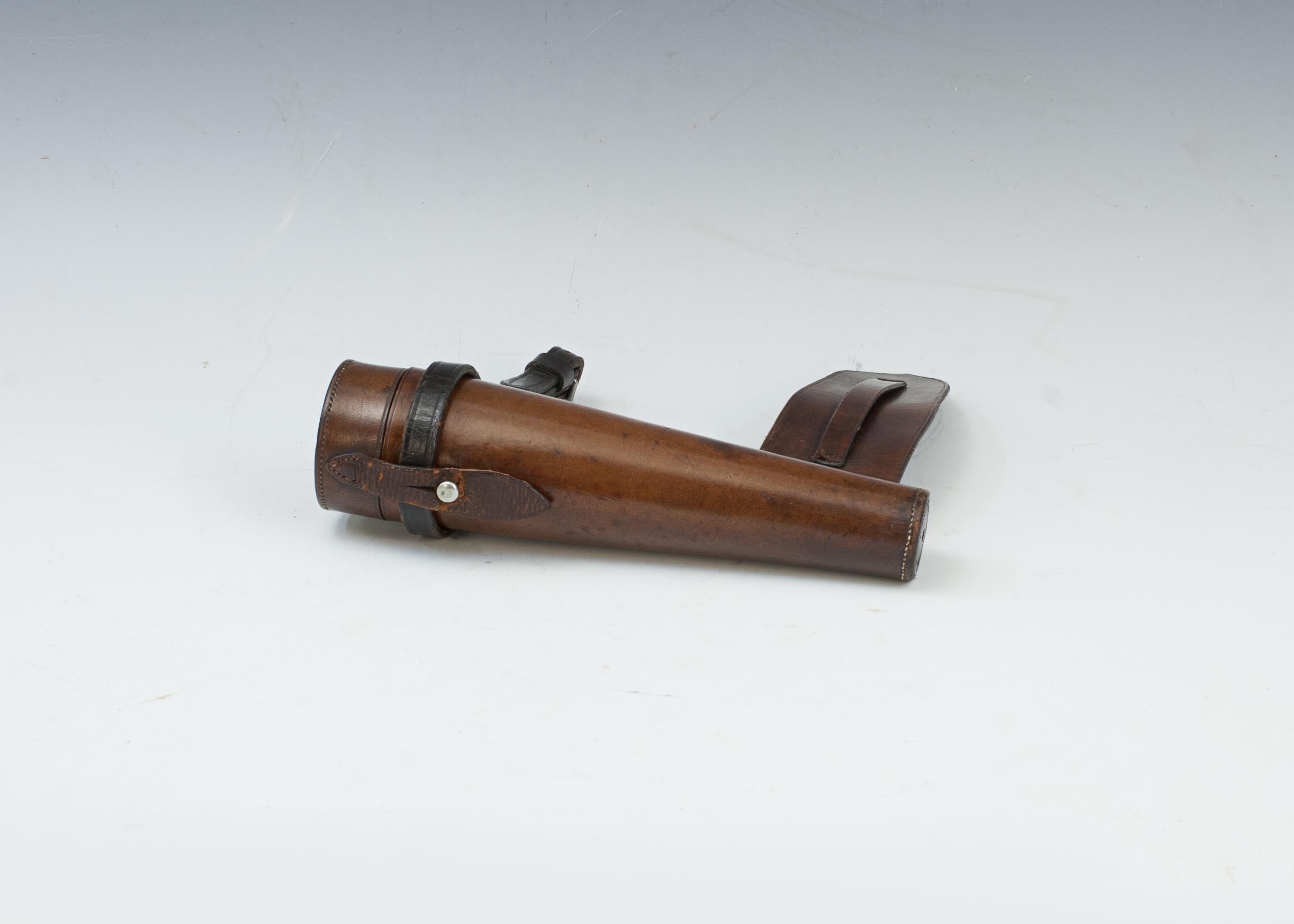 Vintage Conical Glass Hunting Saddle Flask (flacon de chasse en verre conique).
Une belle flasque de chasse pour dames, de forme conique avec un couvercle plaqué et un raccord à baïonnette, contenue dans un étui de selle en cuir. L'étui en cuir de