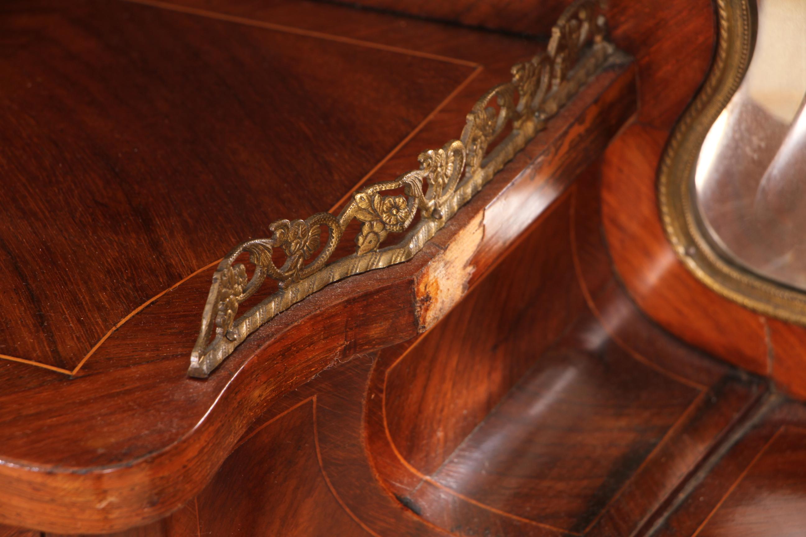 Ladies' Marquetry Day Table In Good Condition In Bridgeport, CT