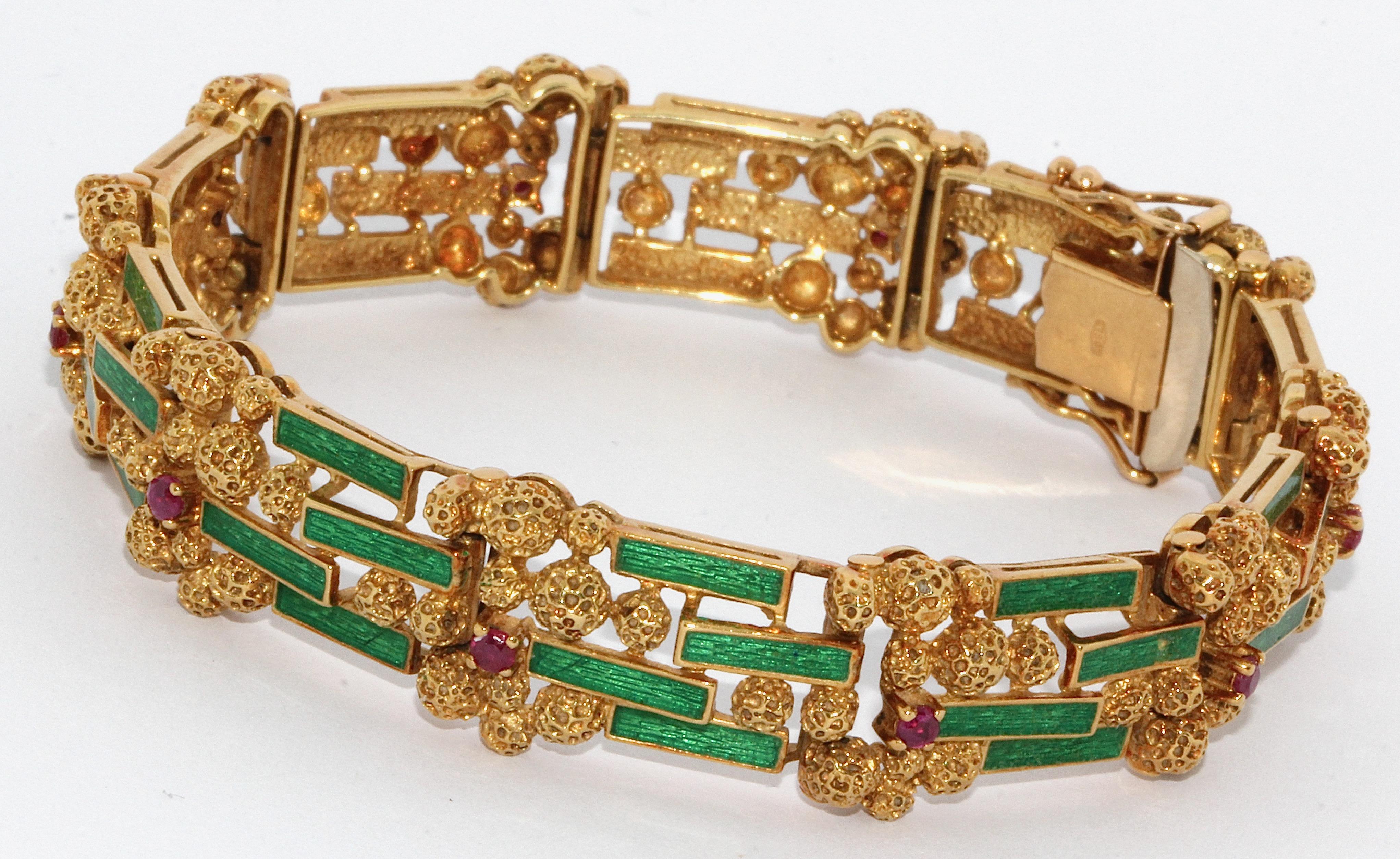 Ladies nugget gold bracelet, 18 carat, set with green enamel and rubies.

Including certificate of authenticity.