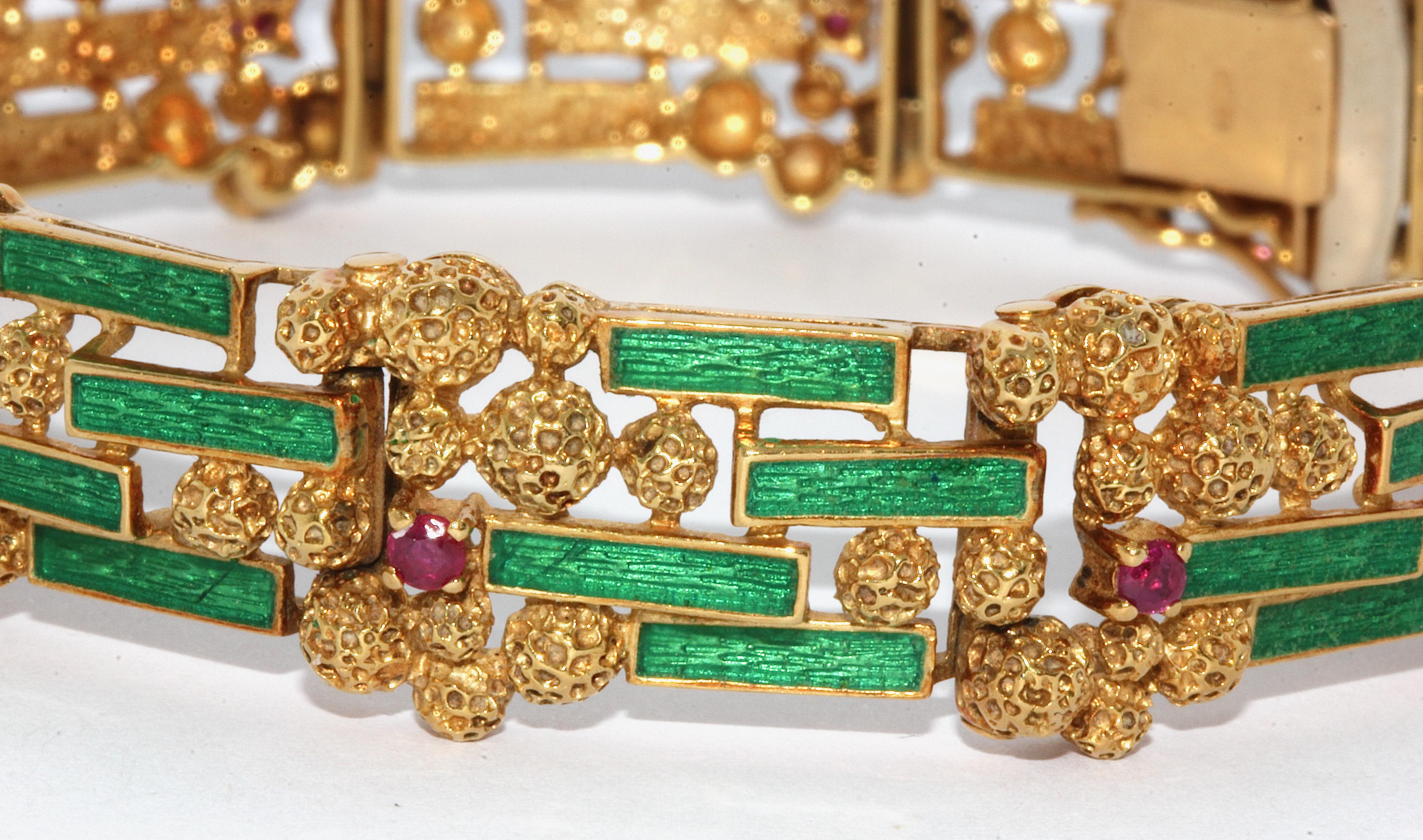 Damen-Nugget-Goldarmband, 18 Karat, besetzt mit grüner Emaille und Rubinen (Rundschliff) im Angebot