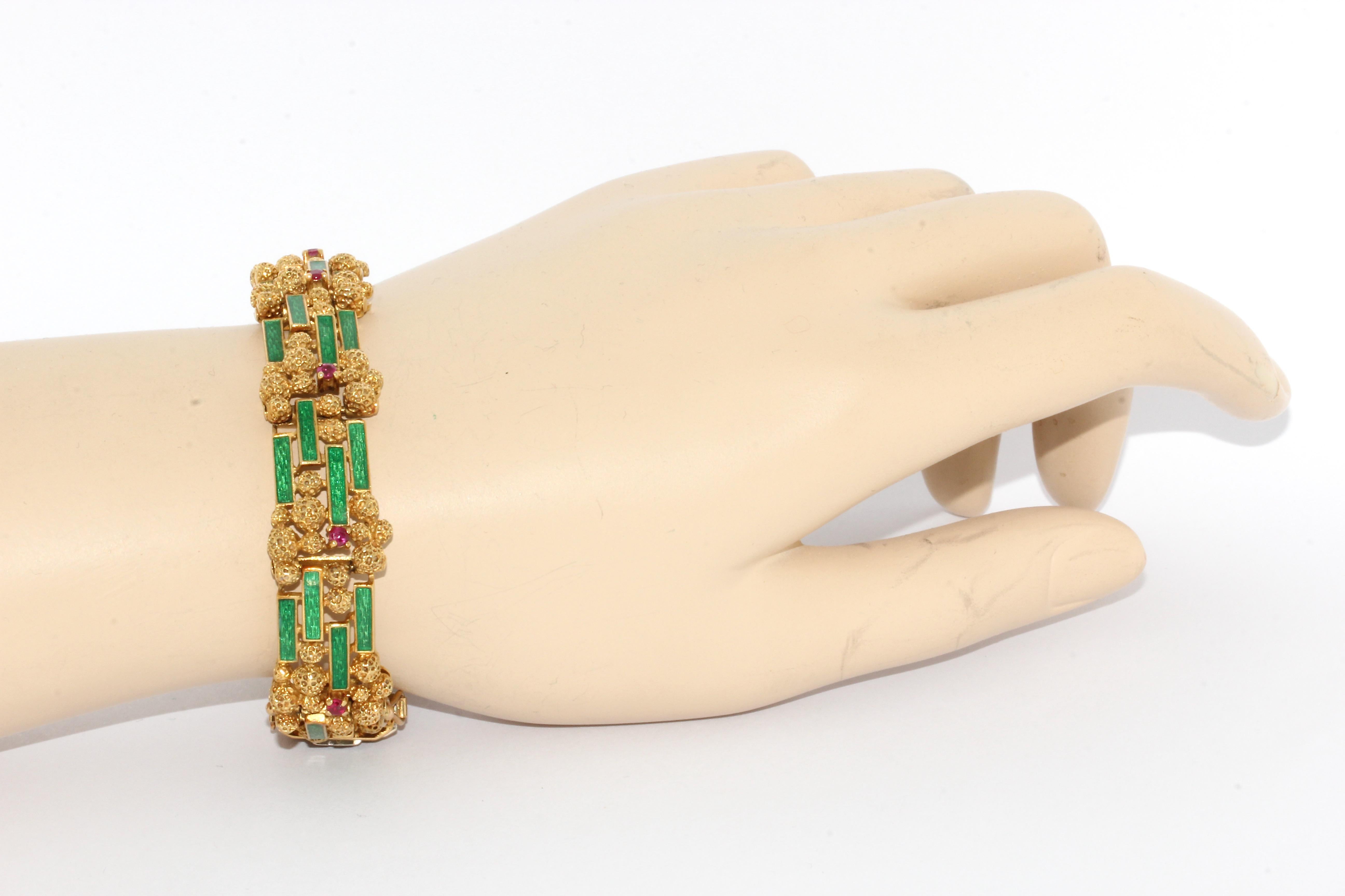 Damen-Nugget-Goldarmband, 18 Karat, besetzt mit grüner Emaille und Rubinen im Zustand „Gut“ im Angebot in Berlin, DE