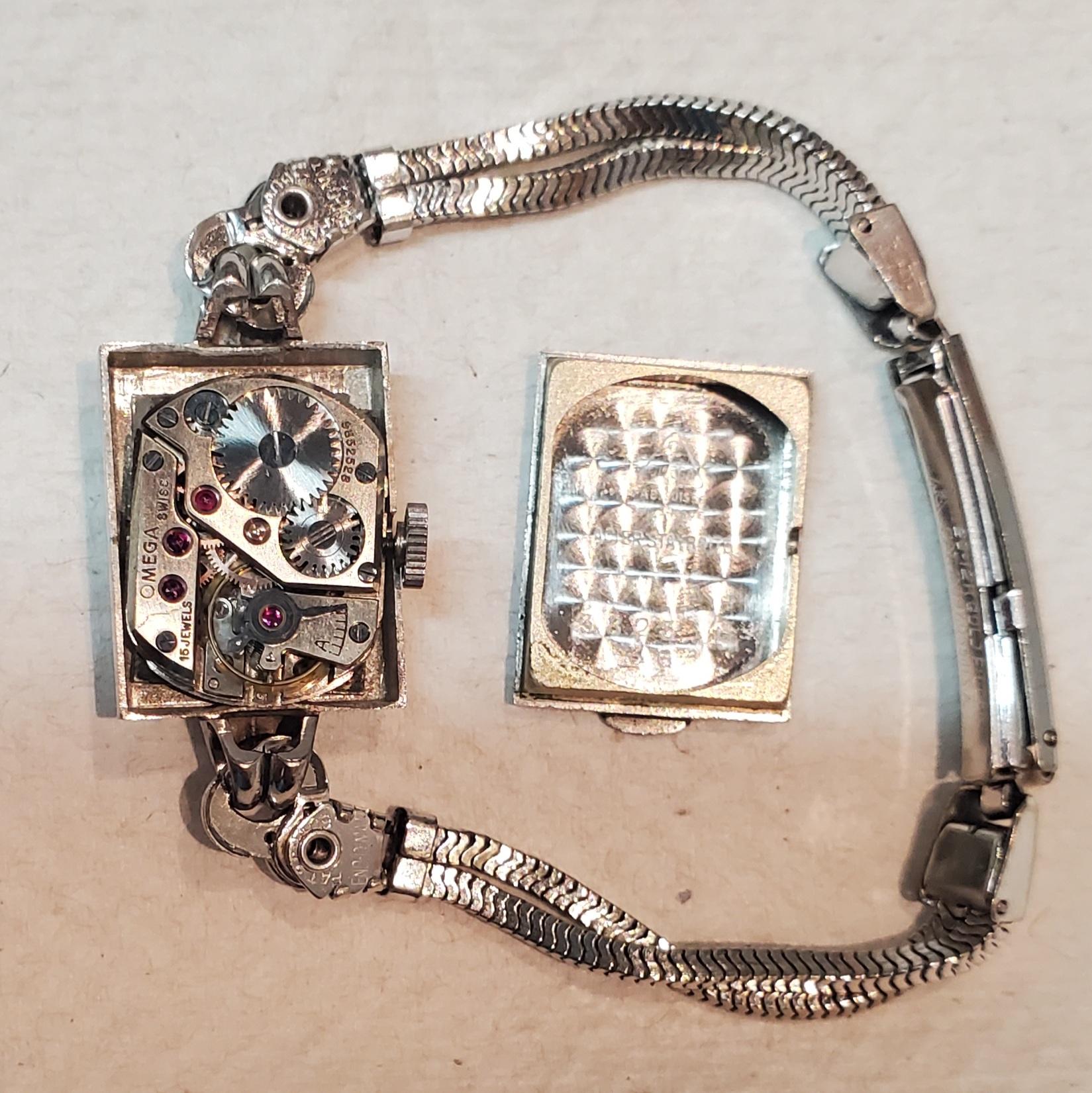Damen Omega 12kt Gold gefüllte Uhr Vintage 15 Juwelen Uhrwerk 1120 Silber Zifferblatt im Angebot 1