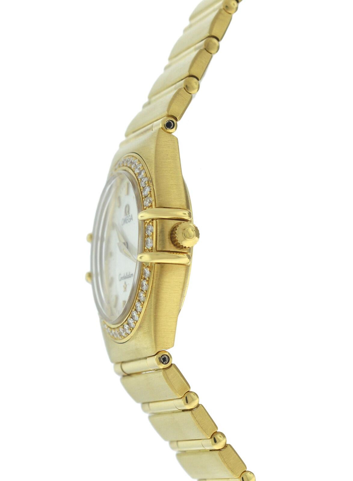 Ladies Omega Constellation 18 Karat Gold Mother of Pearl Diamond Quartz Watch In Excellent Condition For Sale In New York, NY