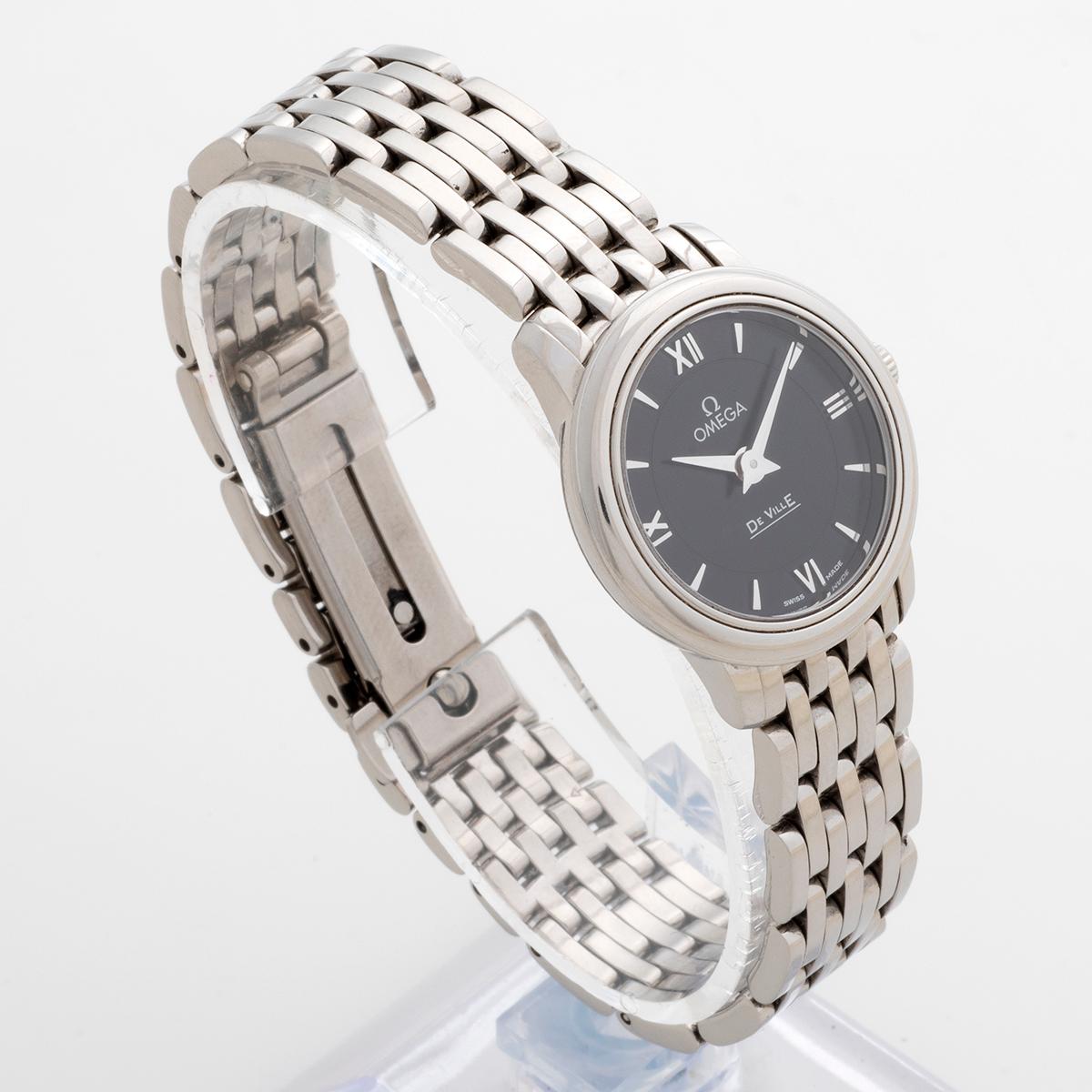 Notre magnifique Omega De Ville quartz pour femme présente un boîtier en acier inoxydable de 24 mm, un bracelet en acier inoxydable et un cadran noir. Présenté en superbe état, nous estimons la date de fabrication à C.C. 2010 compte tenu du numéro