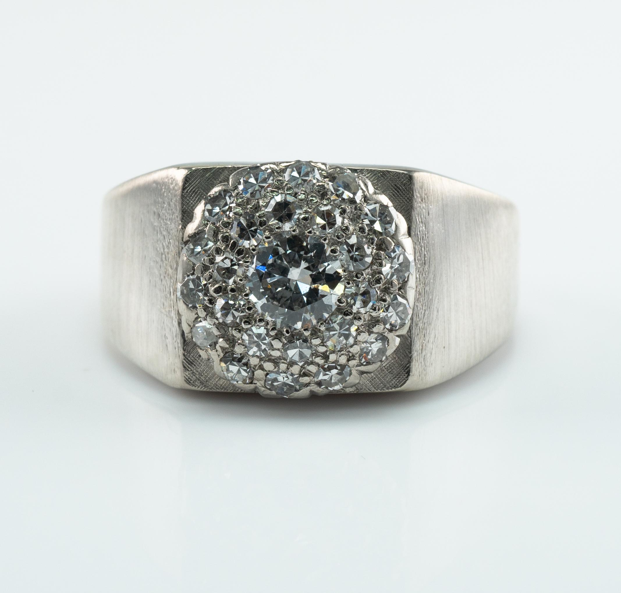 Bague pour femme ou homme en or blanc 14K avec diamant 1.05 TDW

Cette bague vintage est fabriquée en or blanc massif 14K. 
Le diamant rond central de taille brillant est de 0,30 carat, de pureté SI1 et de couleur I.
25 diamants de taille unique