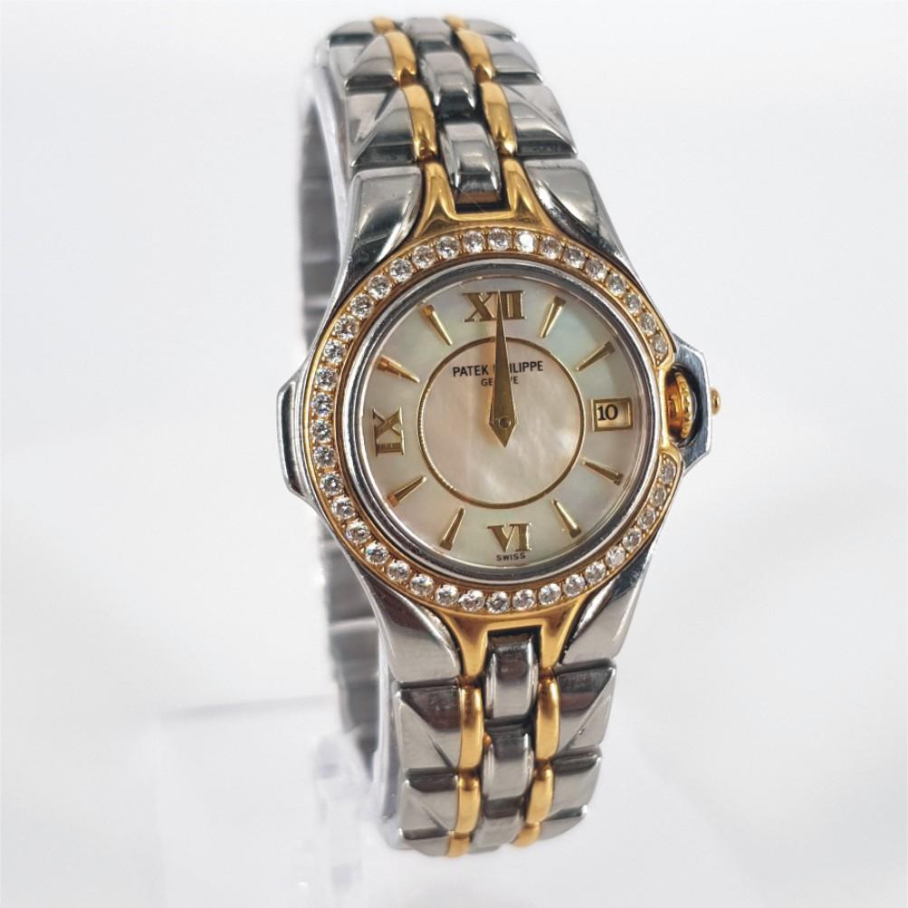 Patek Phillippe Damenuhr - Batterie in ausgezeichnetem Zustand. 
Gehäuse aus Edelstahl und Lünette aus 18-karätigem Gelbgold mit Diamanten (28 mm). Zifferblatt aus Perlmutt mit goldenen Zeigern. Edelstahl & 18ctYellow Gold Armband (46mm). 
