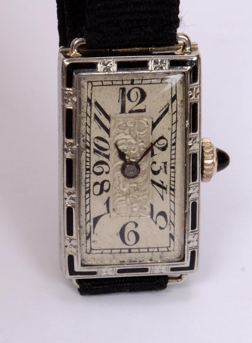 Montre pour dame en or blanc 18 carats Art déco avec incrustation d'émail et boîtier sculpté et filigrané, vers 1930. Patria Watch Co était un horloger suisse de luxe basé à Bienne, en Suisse, et fondé en 1892 par Louis Brandt et Frère. Patria a