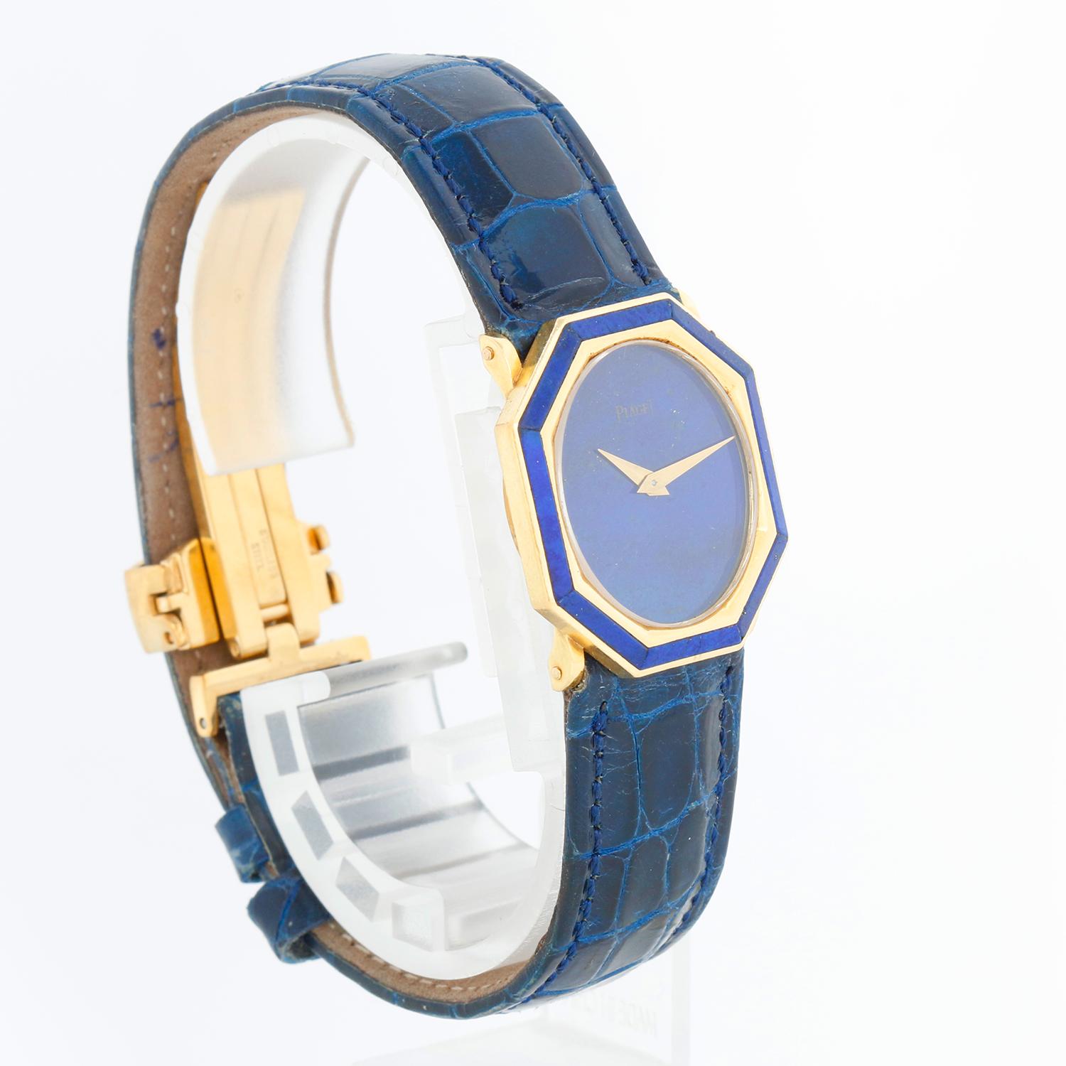 Montre Femme Piaget Ref 9431 Or jaune 18K & Lapis Lazuli - Quartz. Boîtier octogonal en or jaune 18 carats (19 x 22 mm). Cadran en lapis-lazuli bleu. Bracelet bleu avec fermoir déployant plaqué or associé. D'occasion avec boîte personnalisée.